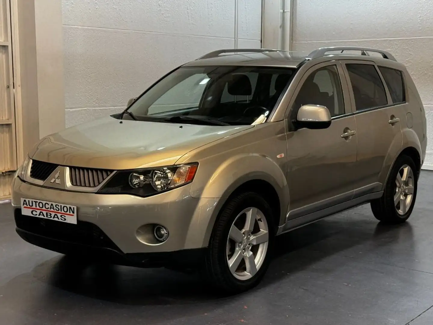 Mitsubishi Outlander 2.0DI-D Kaiteki Beige - 1