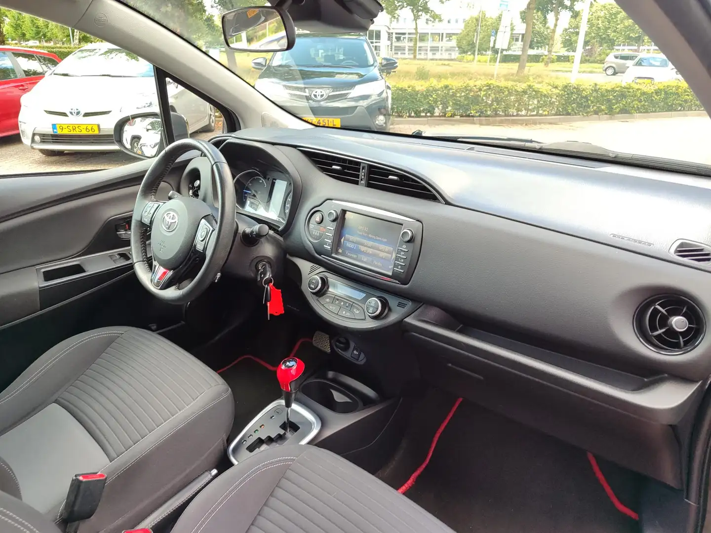 Toyota Yaris 1.5 Hybrid DESIGN SPORT NAVI CAMERA CRUISE CLIMA L Zwart - 2