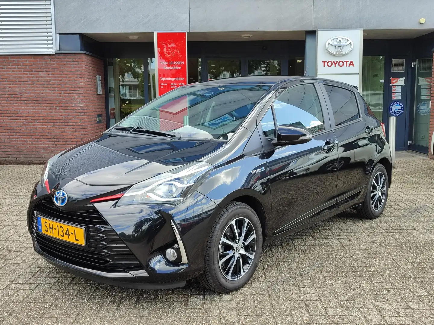 Toyota Yaris 1.5 Hybrid DESIGN SPORT NAVI CAMERA CRUISE CLIMA L Zwart - 1