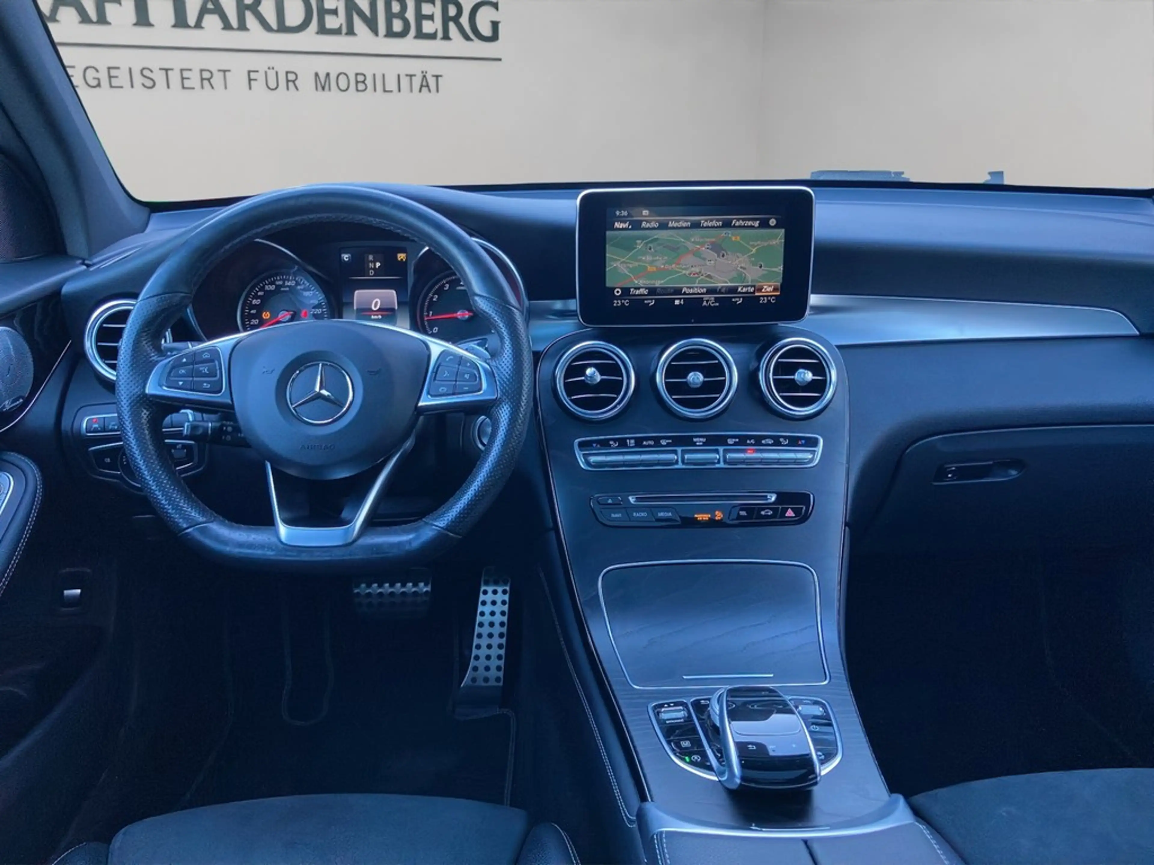Mercedes-Benz GLC 250 4Matic AMG Line PANO NAV 360CAM — photo 14