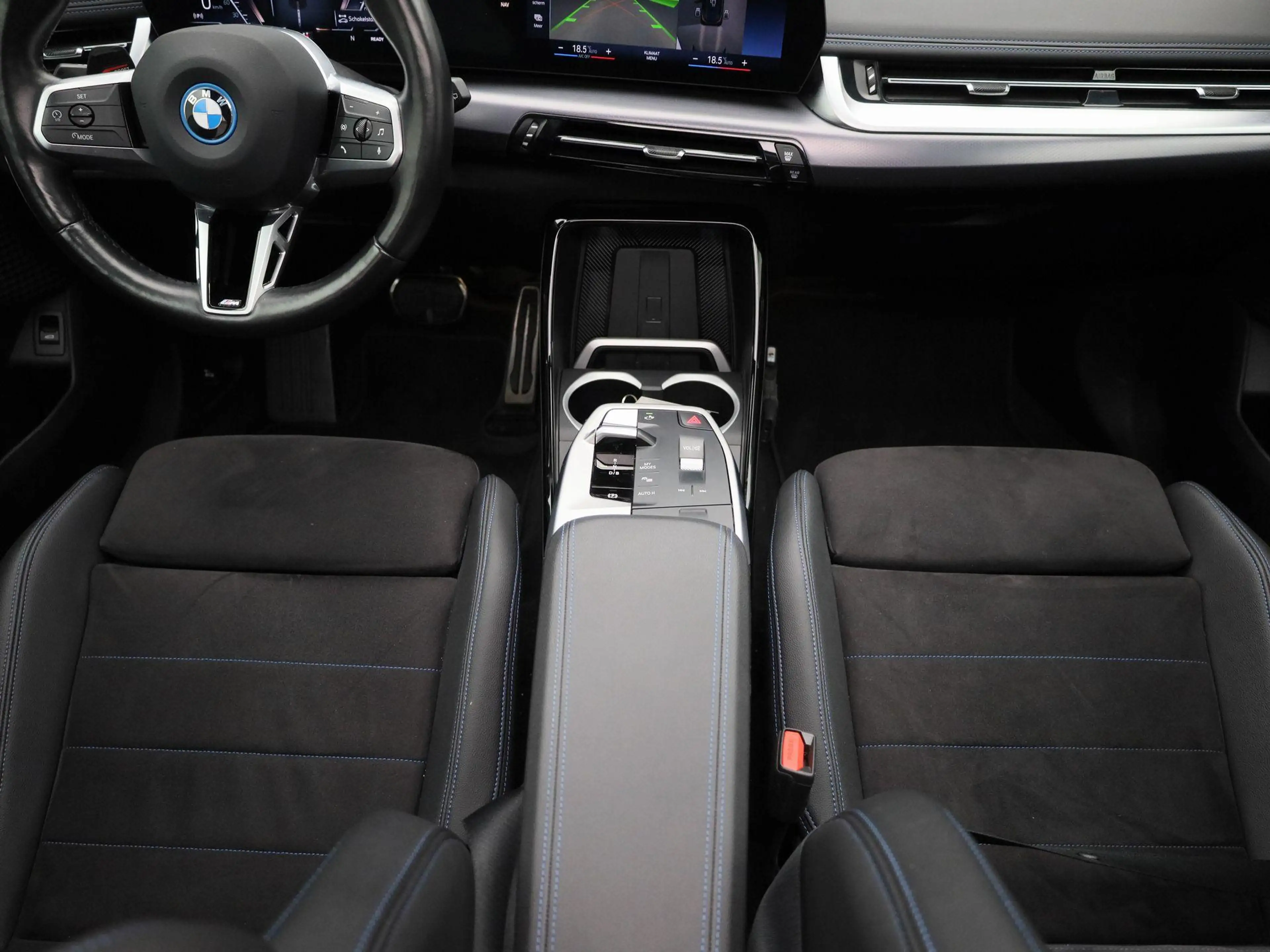 BMW iX1 xDrive30 Launch Edition 67 kWh M-PAKKET INTERIEUR — photo 9