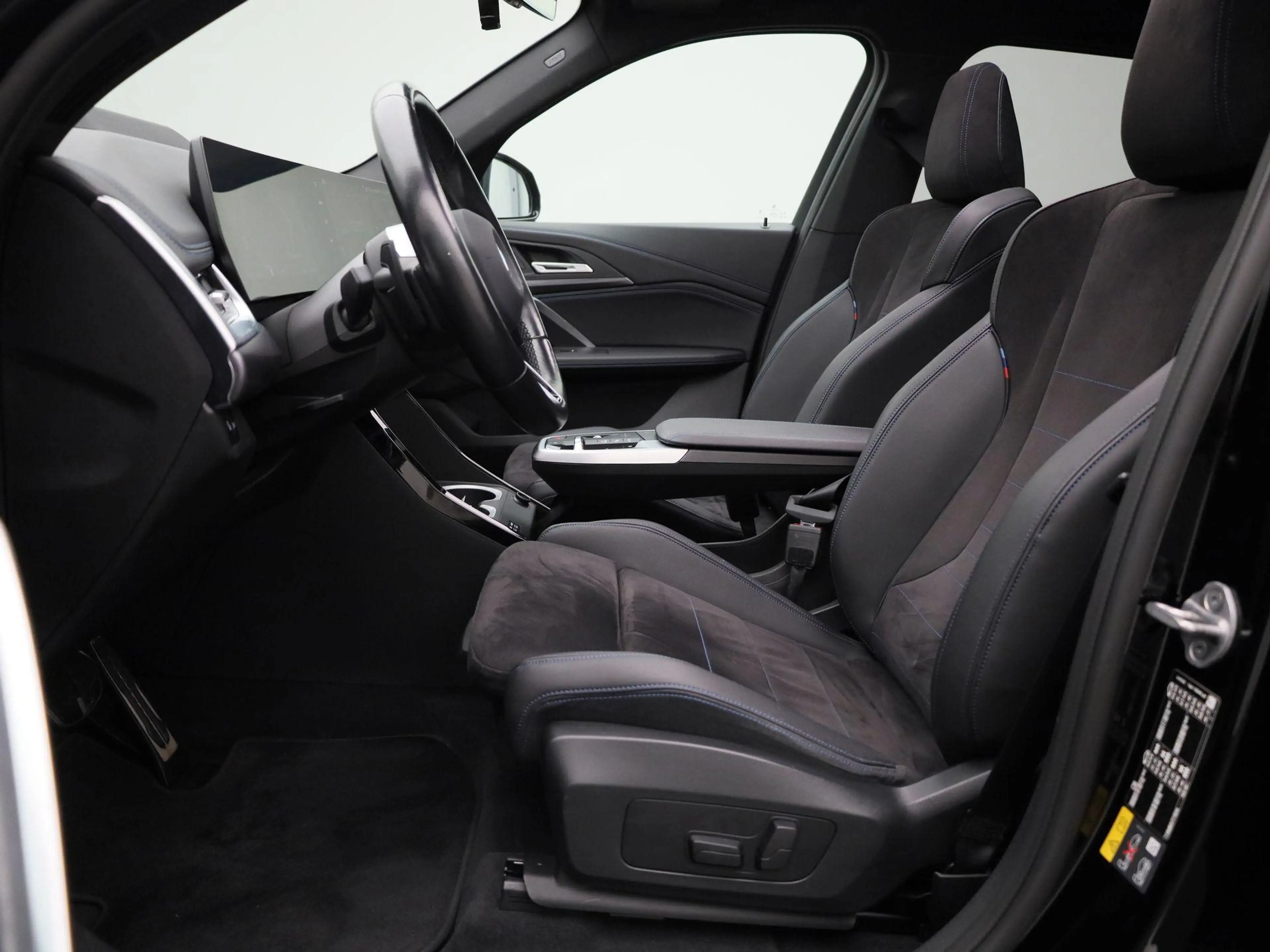 BMW iX1 xDrive30 Launch Edition 67 kWh M-PAKKET INTERIEUR — photo 10