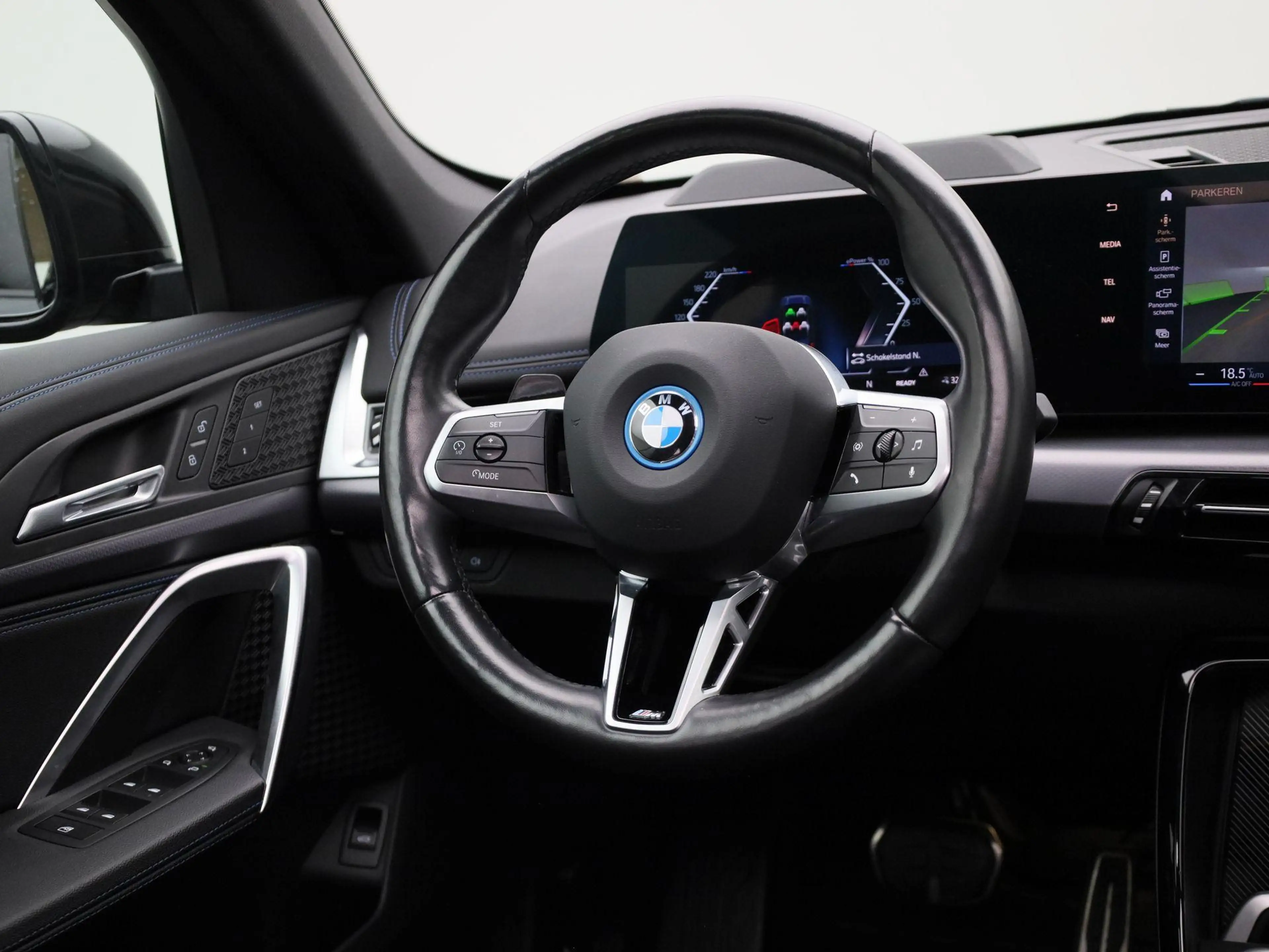 BMW iX1 xDrive30 Launch Edition 67 kWh M-PAKKET INTERIEUR — photo 8