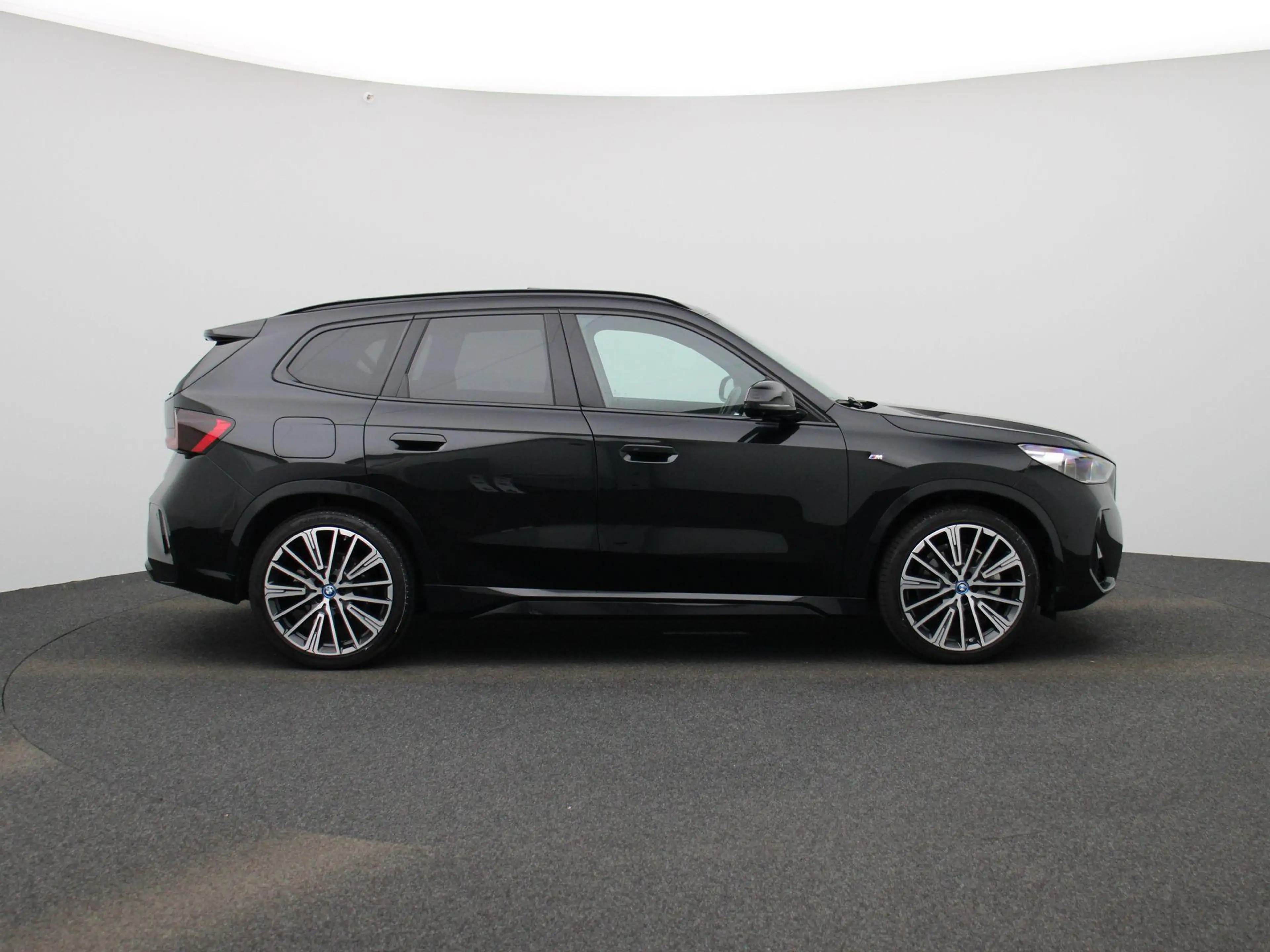 BMW iX1 xDrive30 Launch Edition 67 kWh M-PAKKET INTERIEUR — photo 6