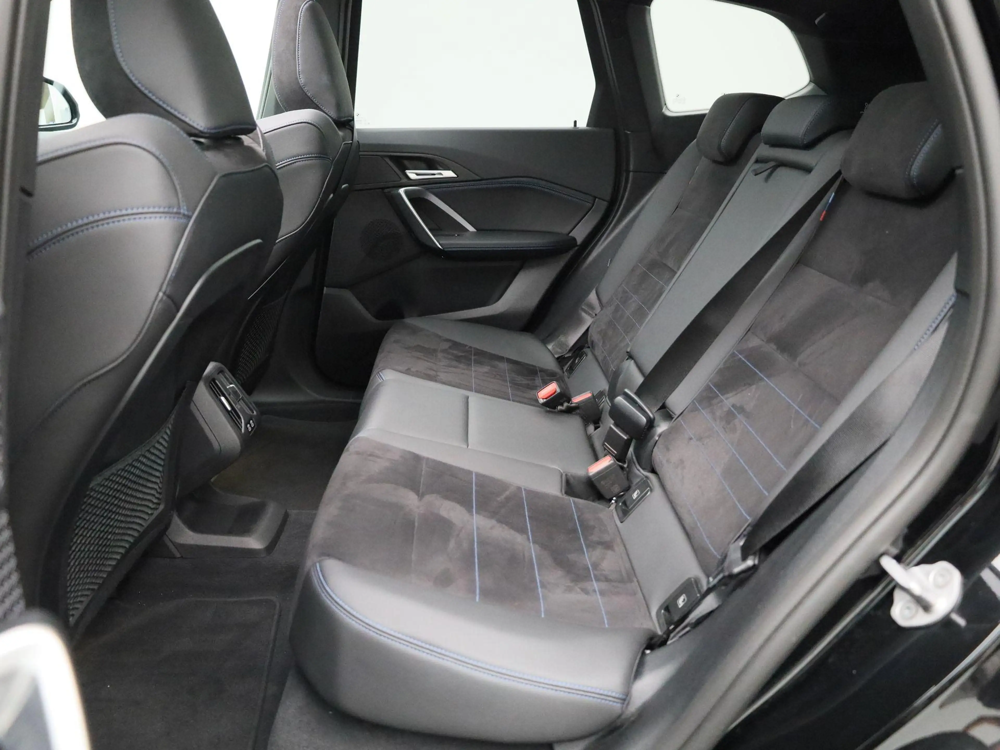 BMW iX1 xDrive30 Launch Edition 67 kWh M-PAKKET INTERIEUR — photo 11