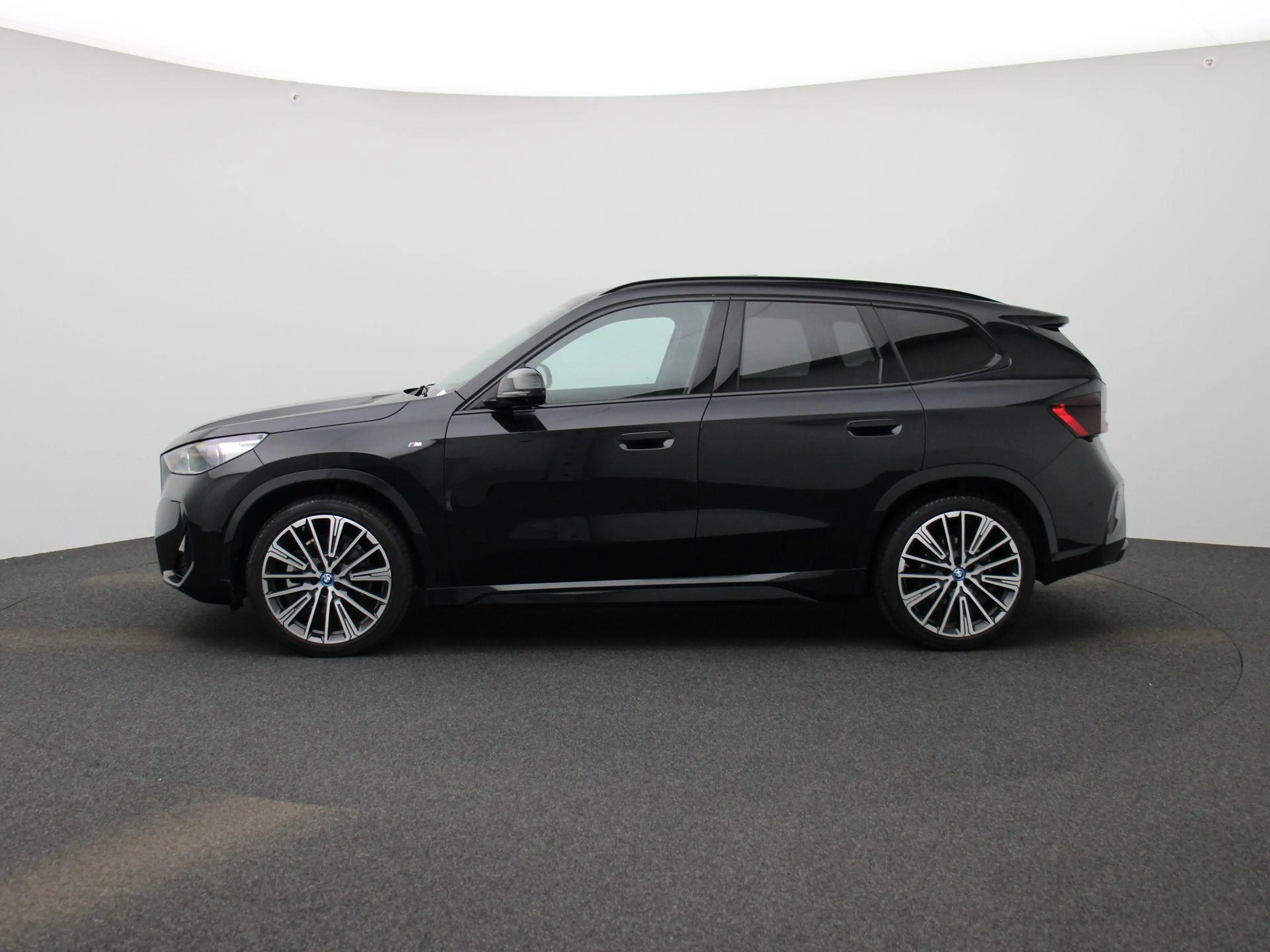 BMW iX1 xDrive30 Launch Edition 67 kWh M-PAKKET INTERIEUR — photo 4