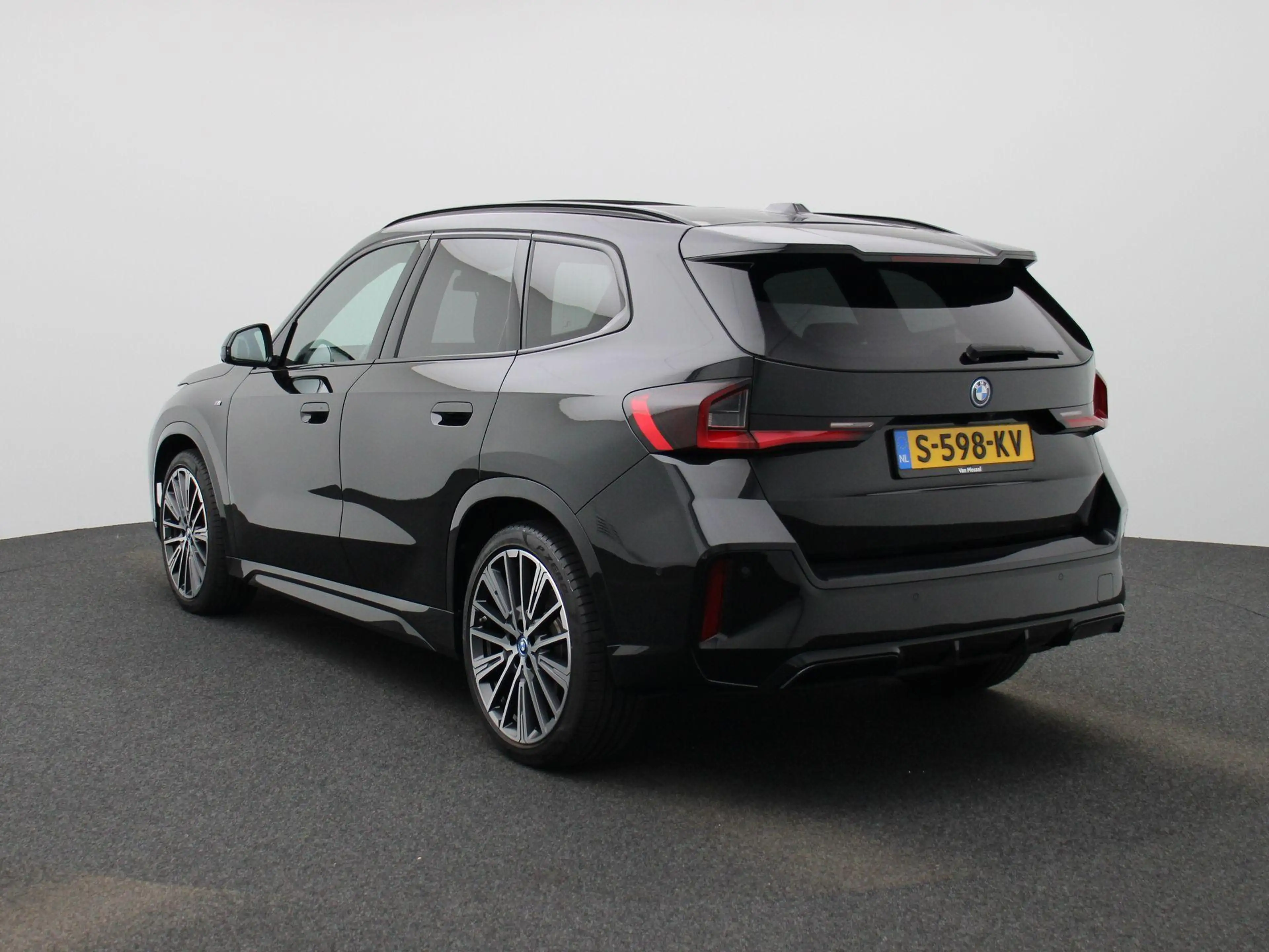 BMW iX1 xDrive30 Launch Edition 67 kWh M-PAKKET INTERIEUR — photo 2