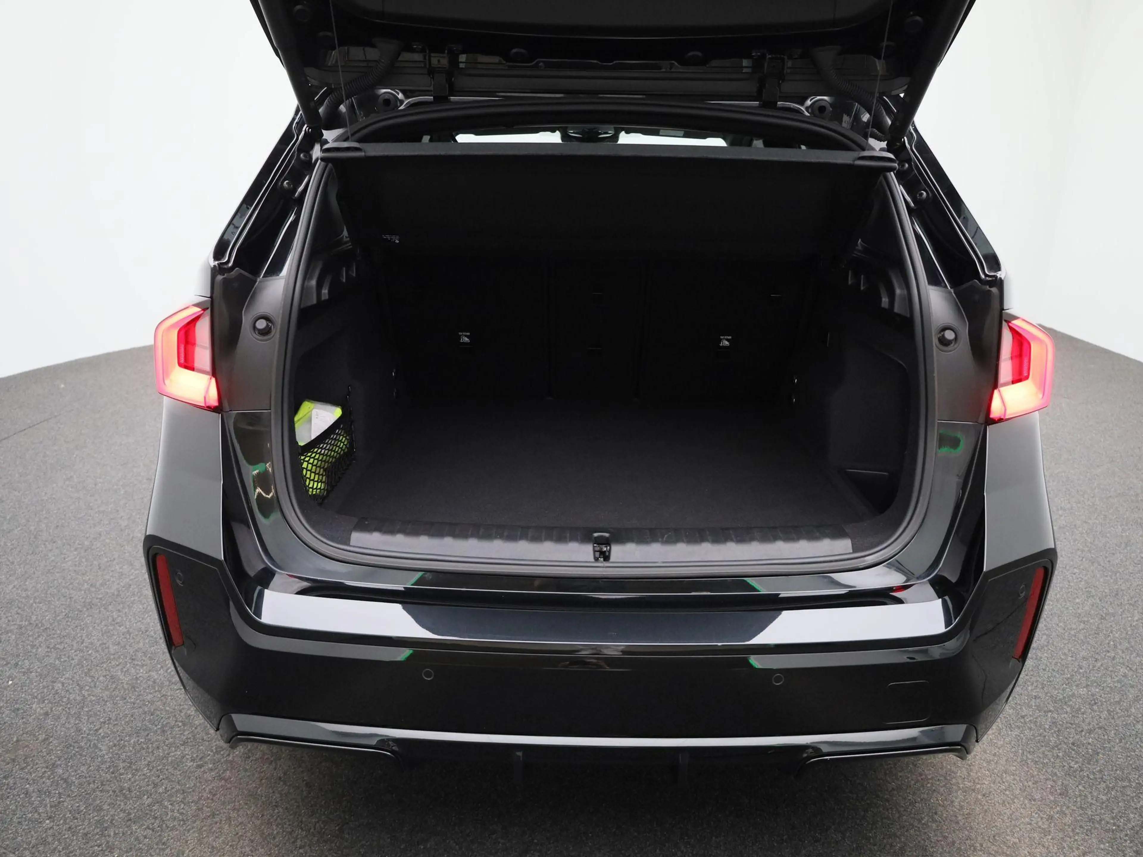 BMW iX1 xDrive30 Launch Edition 67 kWh M-PAKKET INTERIEUR — photo 12