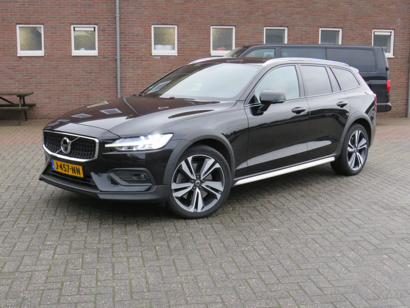 Volvo V60 Cross Country 2.0 B5 AWD Pro * Rijklaarprijs incl. garantie * Tr Negro - 1