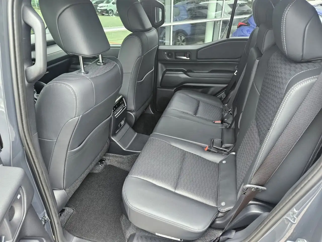 Toyota Land Cruiser 2.8 D-4D Mild-Hybrid Automatik Lounge 7