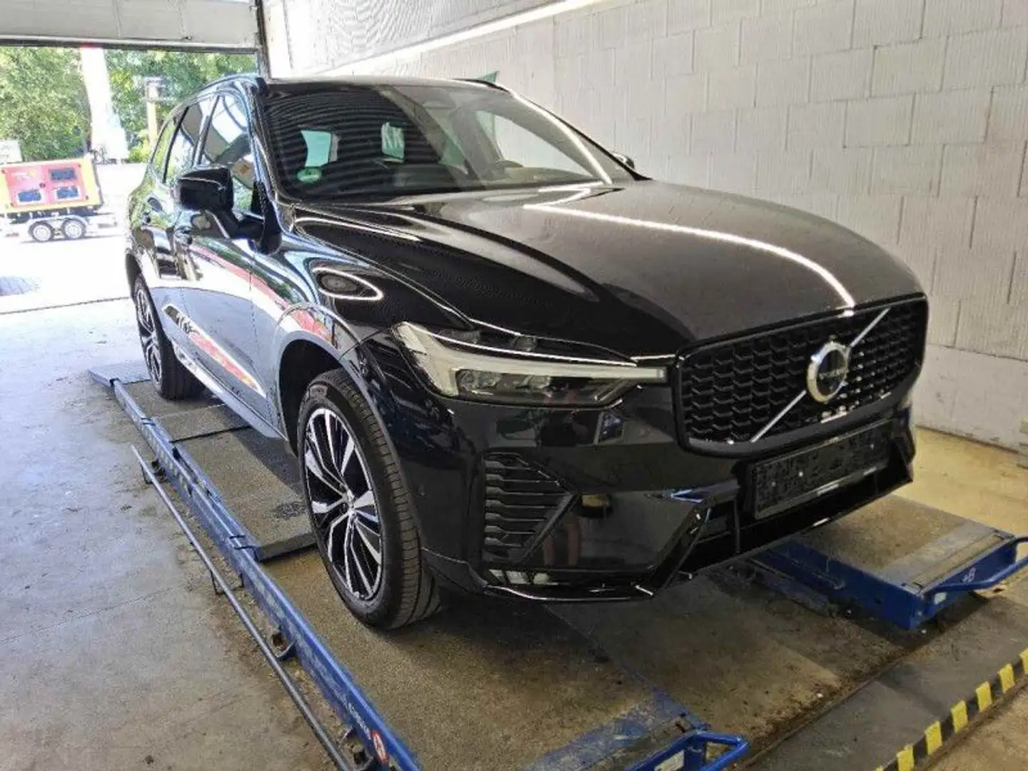 Volvo XC60 XC60 2.0 B5 Mild-Hybrid Ultra Dark AWD Schwarz - 2