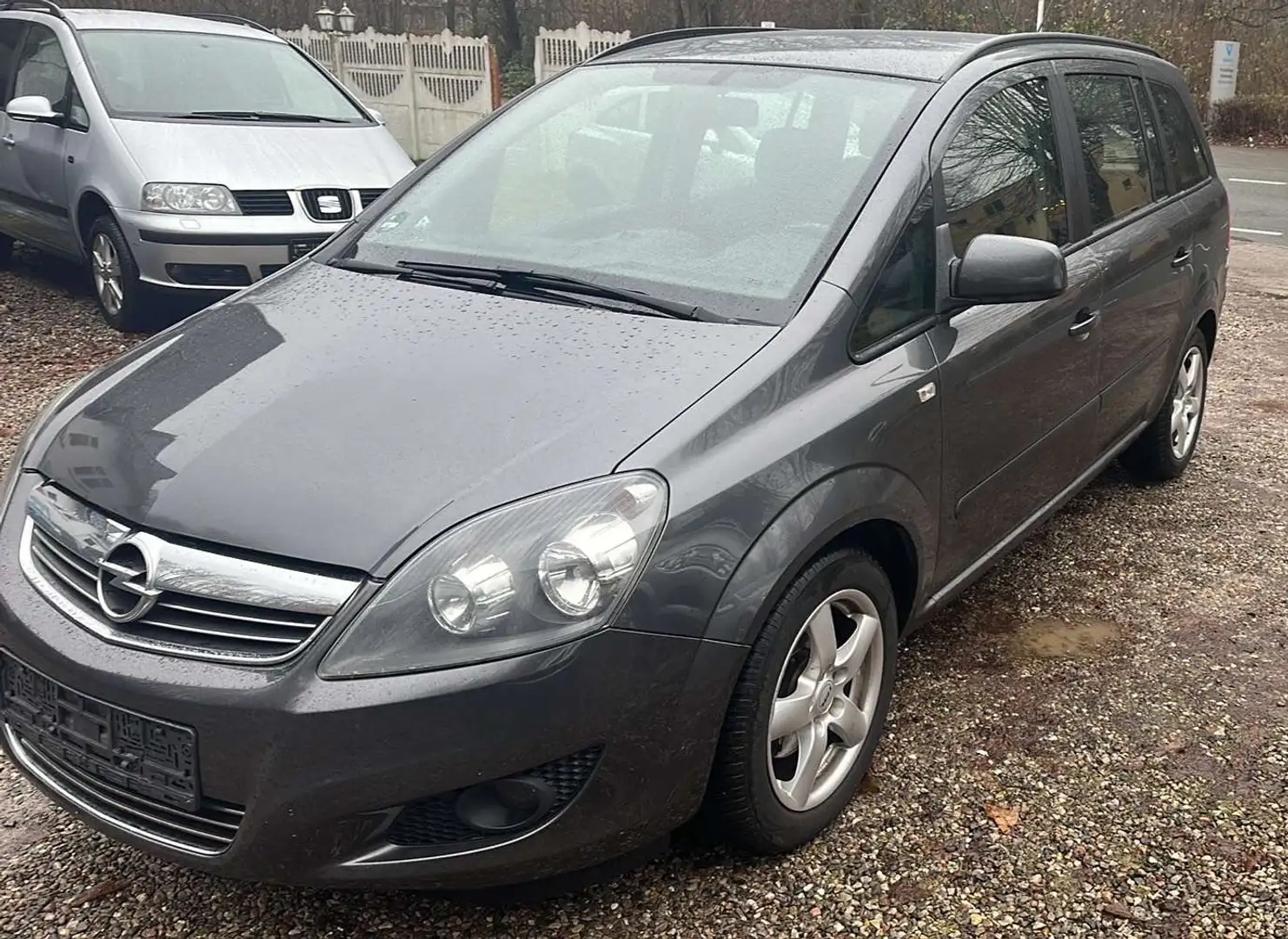 Opel Zafira Family Grau - 1