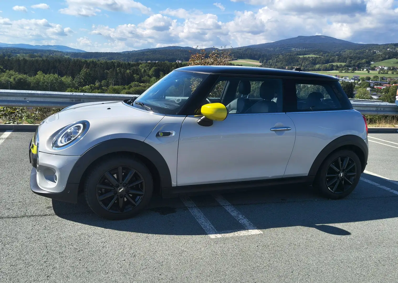 MINI Cooper SE MINI Cooper SE 28,9kWh Aut. Cooper SE - XL Trim, RFK, Panorama Glasdach, Harman Kardon Soundsys. Silber - 2