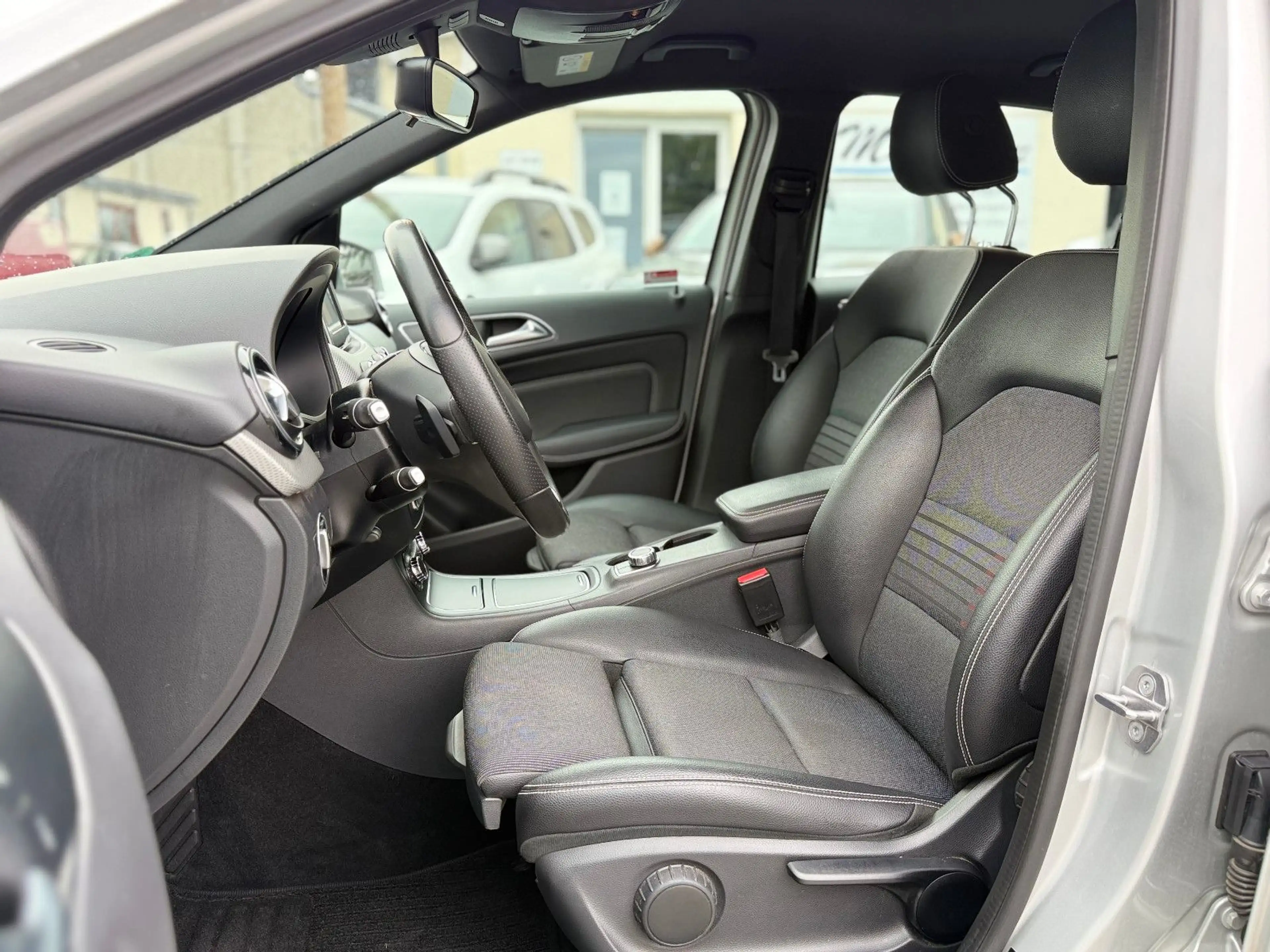 Mercedes-Benz B 200 Urban 7G-AUTOMATIK AHK LED SHZ NAV — photo 12