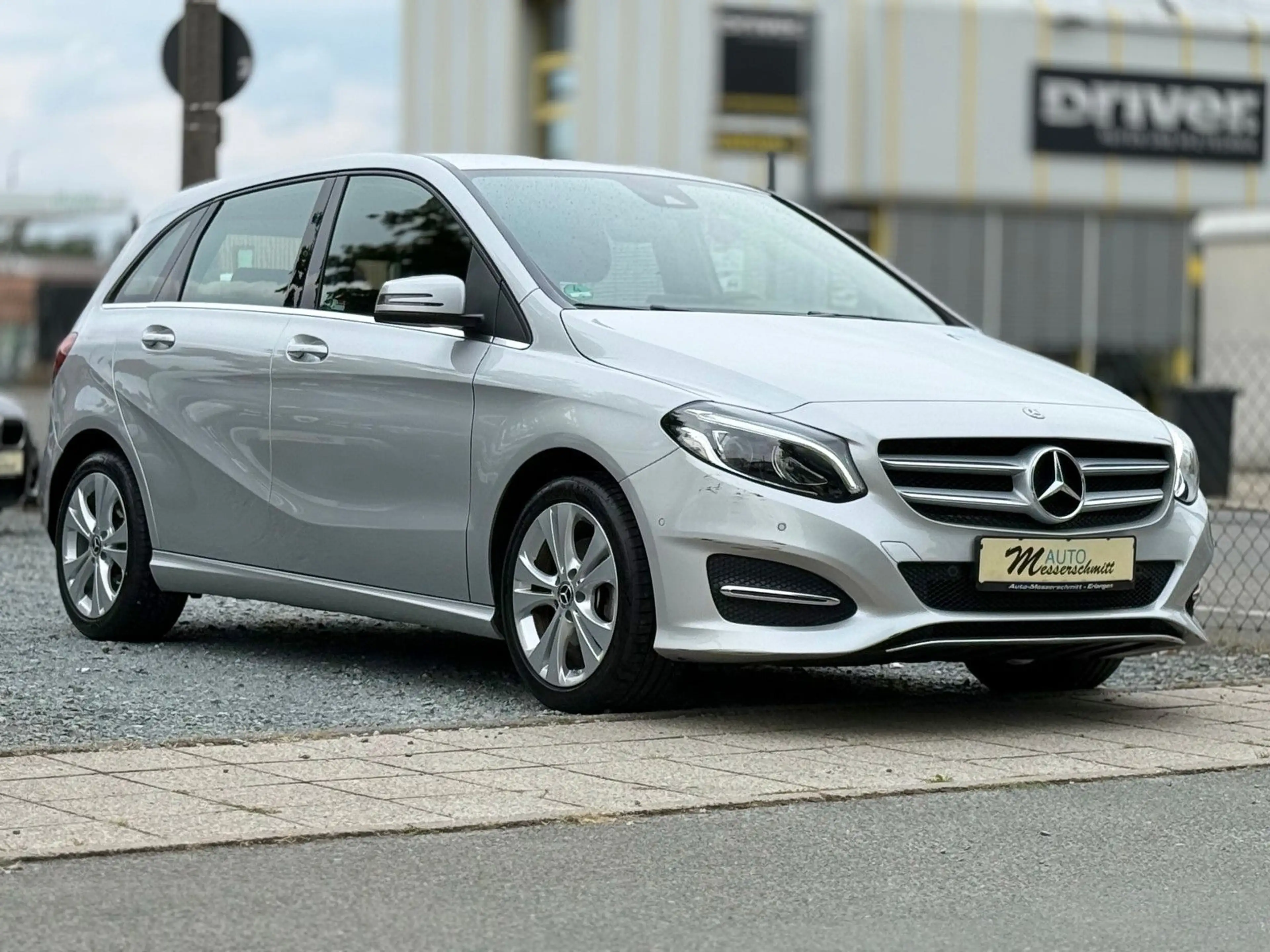 Mercedes-Benz B 200 Urban 7G-AUTOMATIK AHK LED SHZ NAV