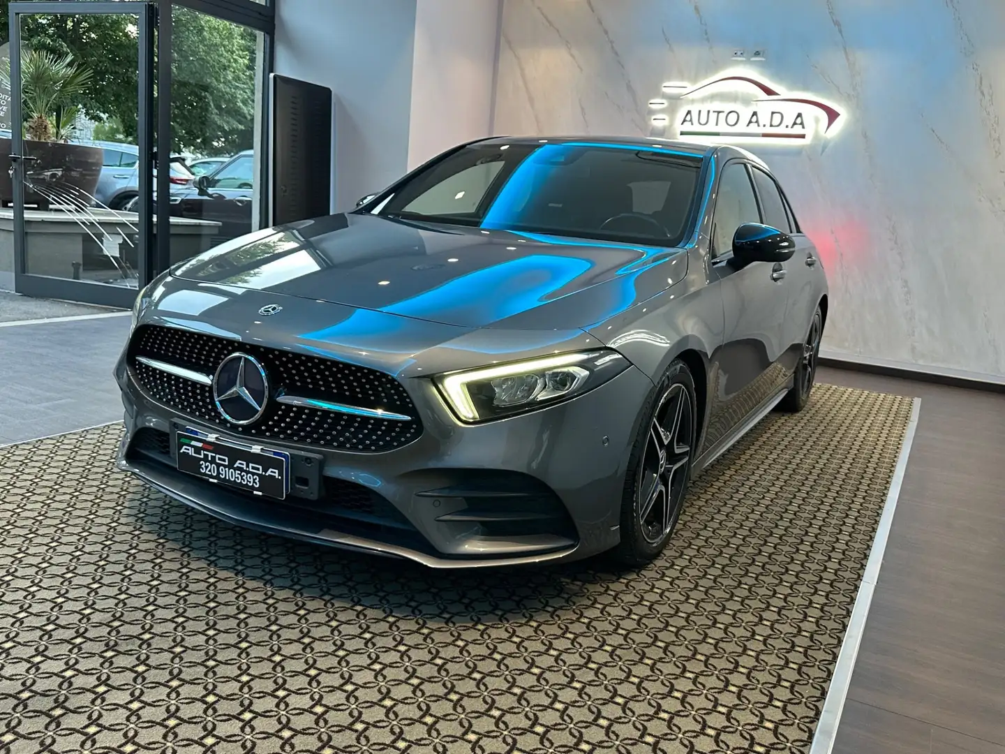 Mercedes-Benz A 180 A 180 d Automatic Premium Grau - 2