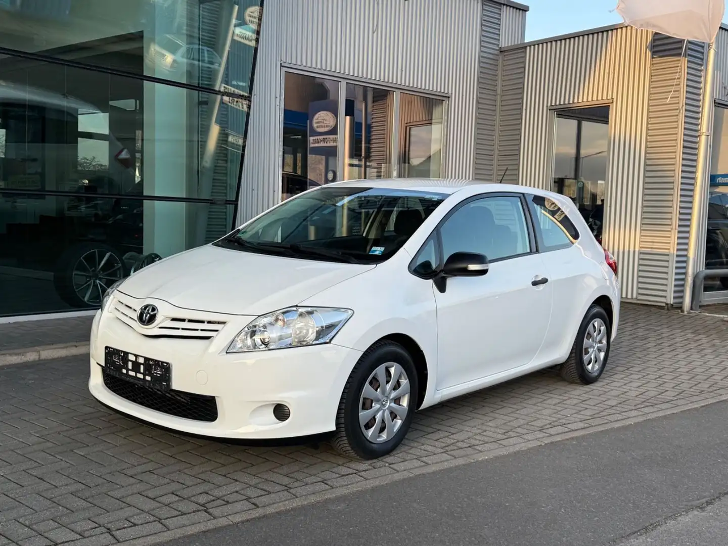 Toyota Auris Basis 1.3 Klima Navi AHK EFH 88TKM 1 Hand Weiß - 1