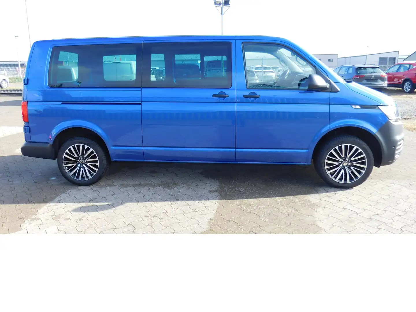 Volkswagen T6.1 Transporter 2.0 TDI DSG Klima Navi Standhei Blau - 2