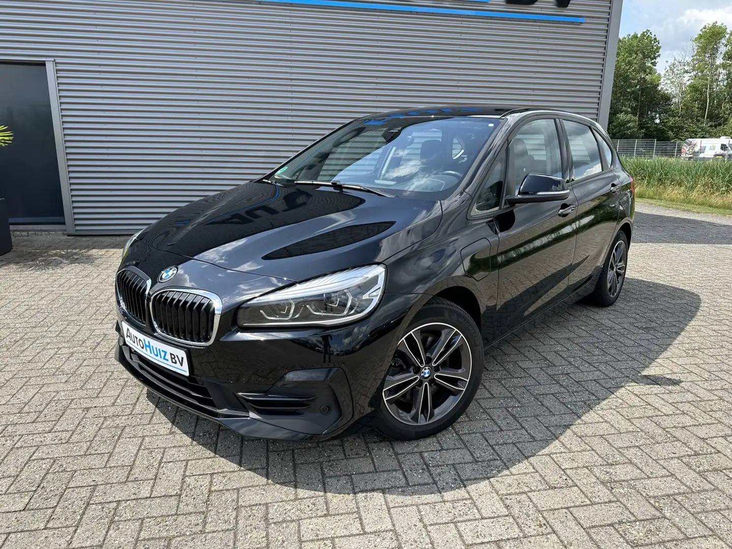 BMW 225 2-serie Active Tourer 225xe iPerformance Executive Zwart - 2