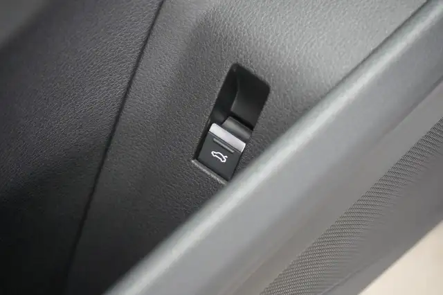 Audi E-Tron view 30