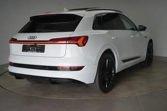 Audi E-Tron view 4