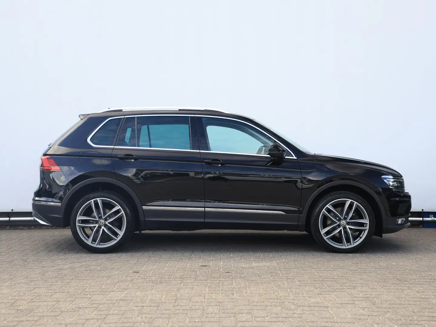Volkswagen Tiguan 2.0 TSI 4Motion Highline 220PK DSG | Panoramadak | Zwart - 2