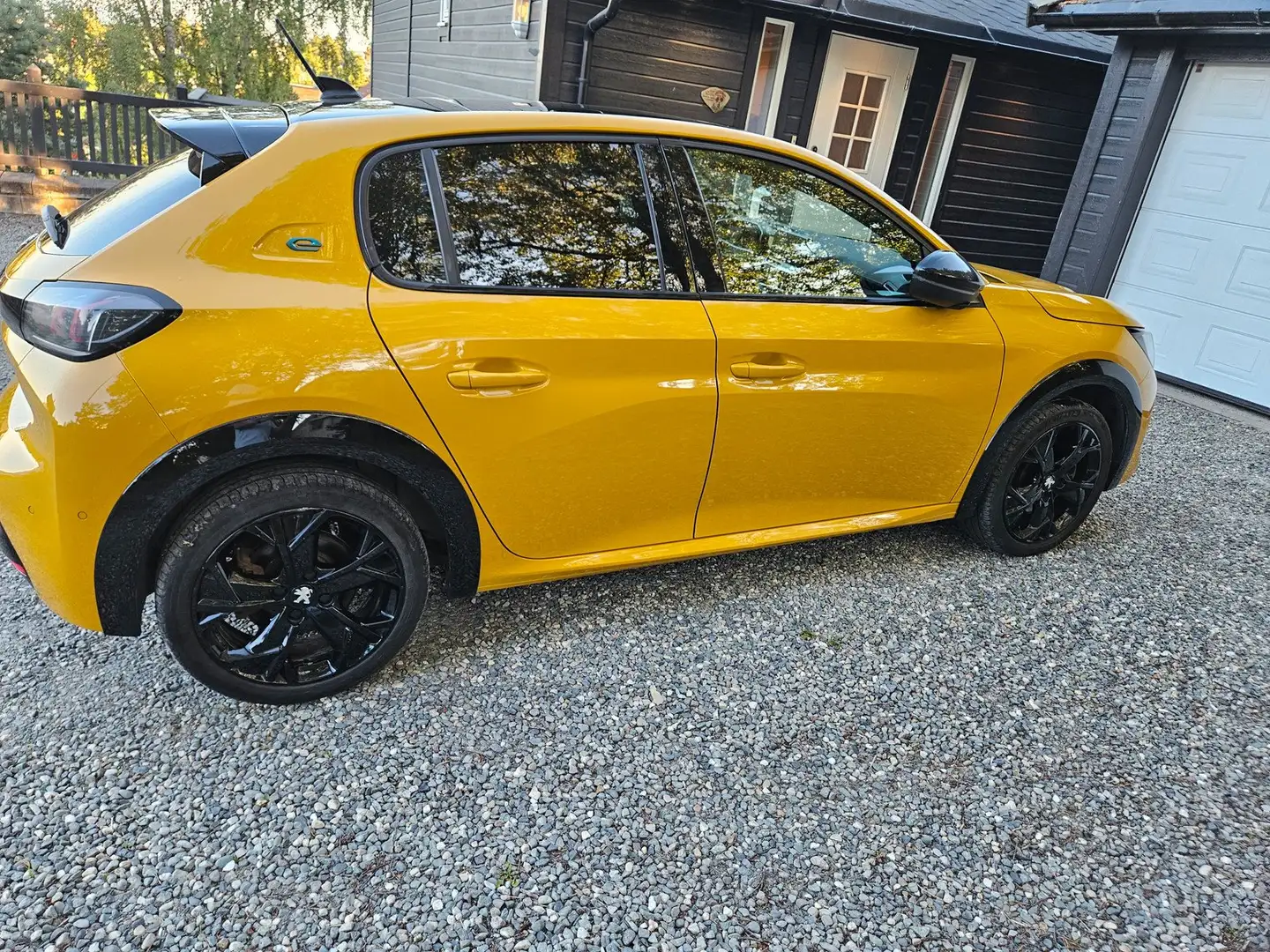 Peugeot e-208 208 Elektromotor 136 GT Amarillo - 2
