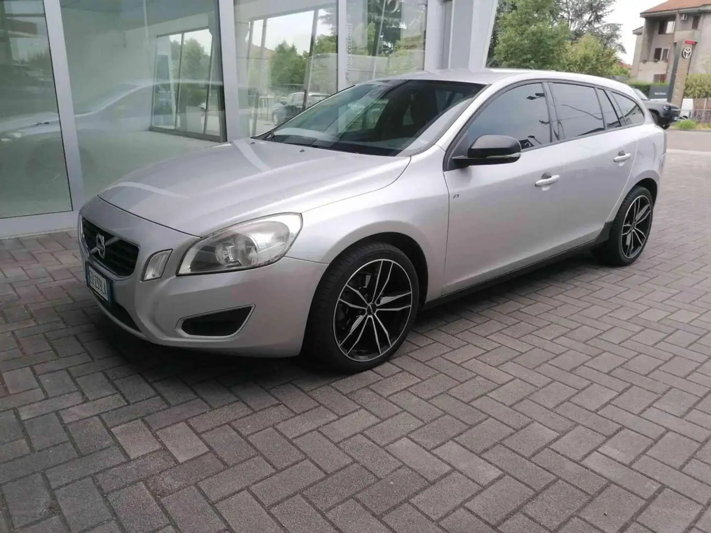 Volvo V60 D3 Momentum Argent - 1