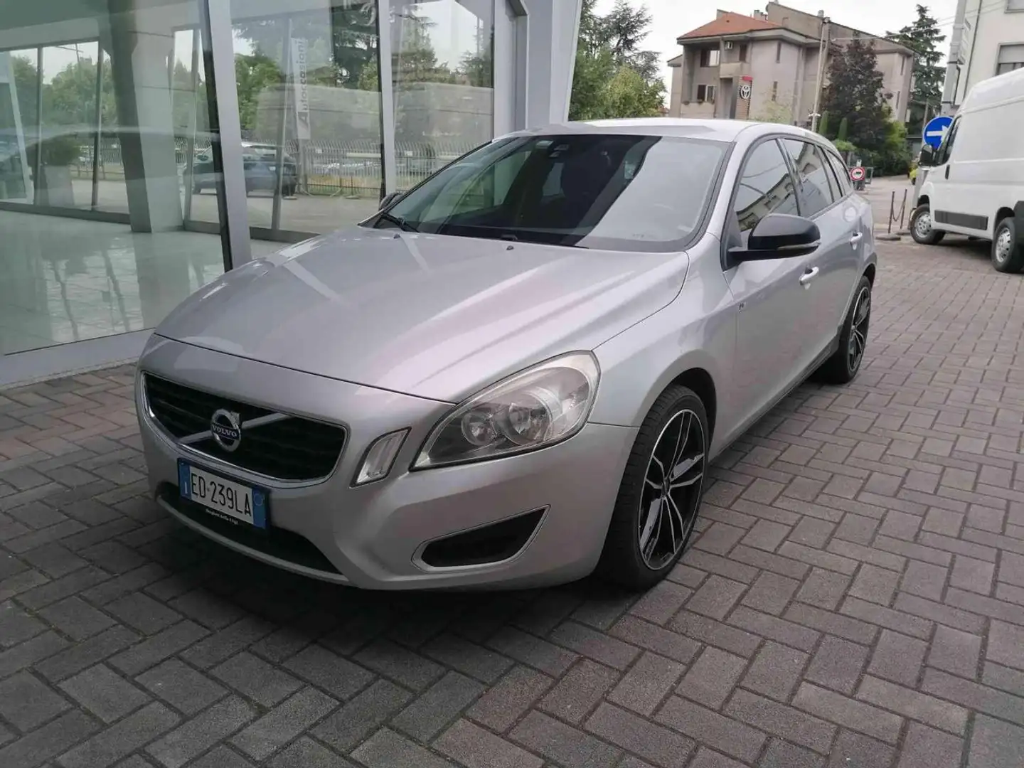 Volvo V60 D3 Momentum Argent - 2