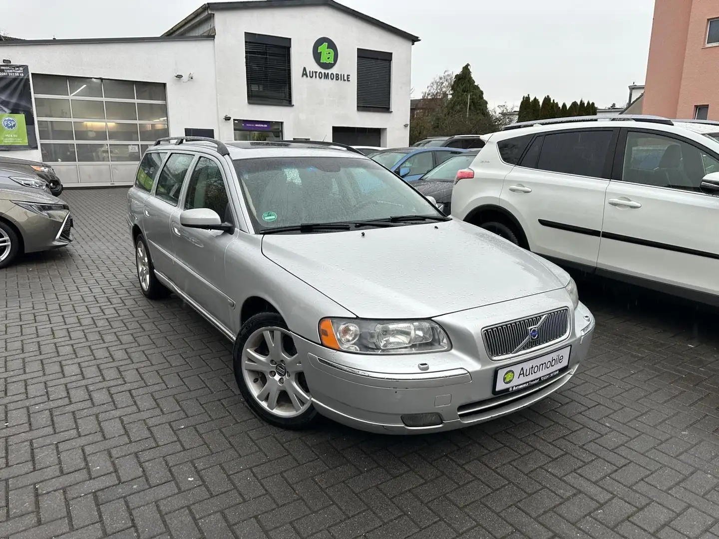 Volvo V70 Kombi D5 Summum*LEDER*SHZ*PDC*AHK*EXPORT Silber - 1