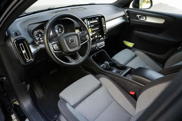 Volvo XC40 view 3