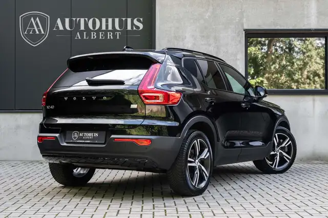 Volvo XC40 view 2