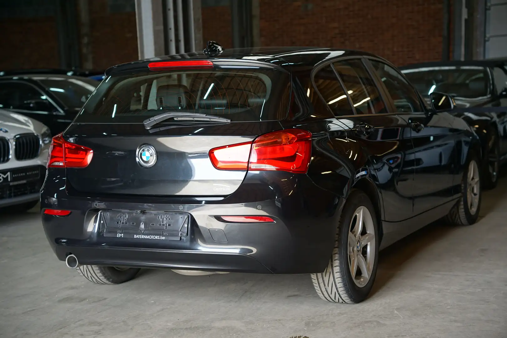 BMW 116 dA Automaat Sport Leder Zetels Navi Garantie EURO6 Zwart - 2