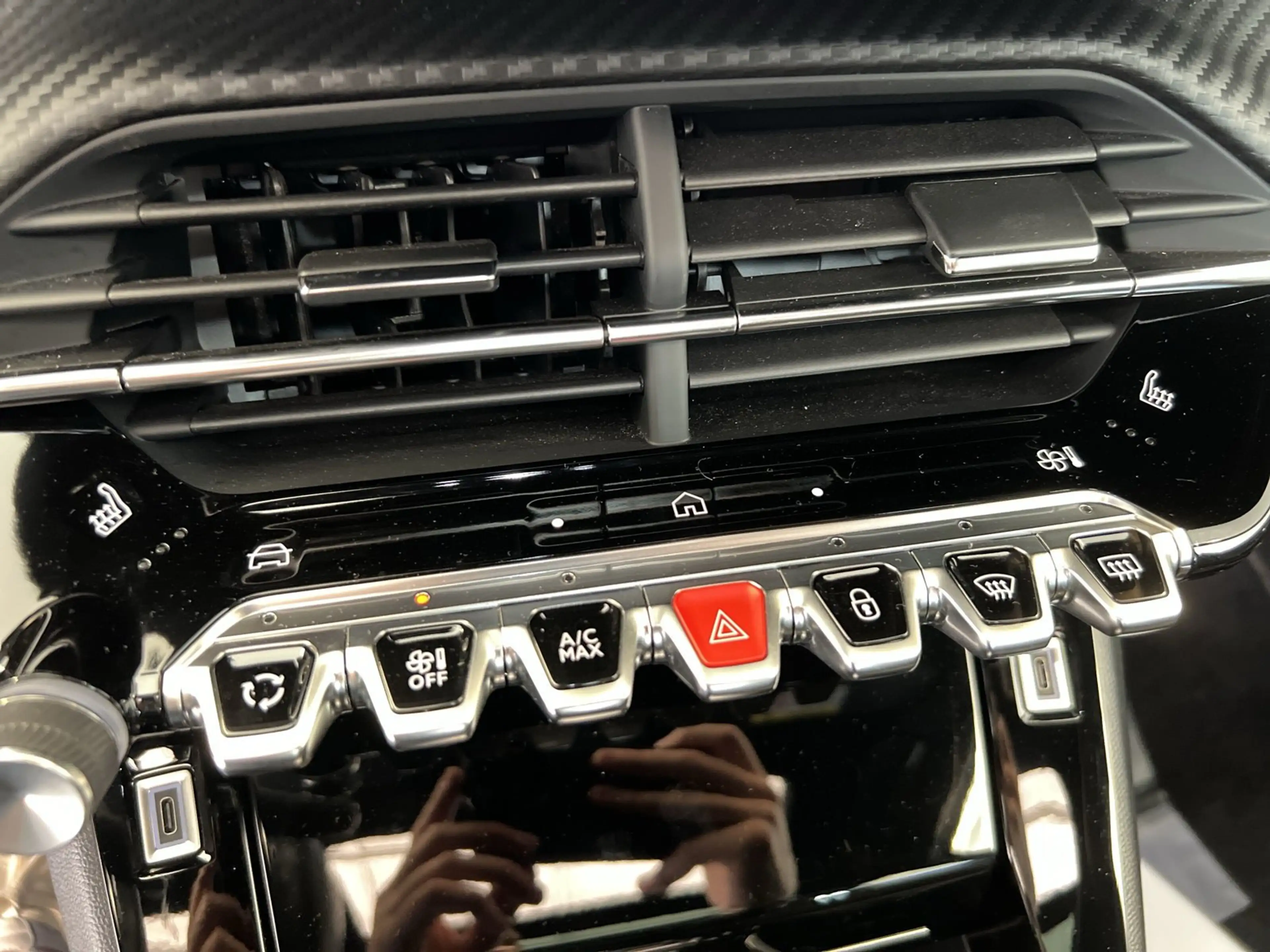 Peugeot 2008 1.2 PureTech 130 GT PANO KAMERA TEMPO SHZ LED — photo 10