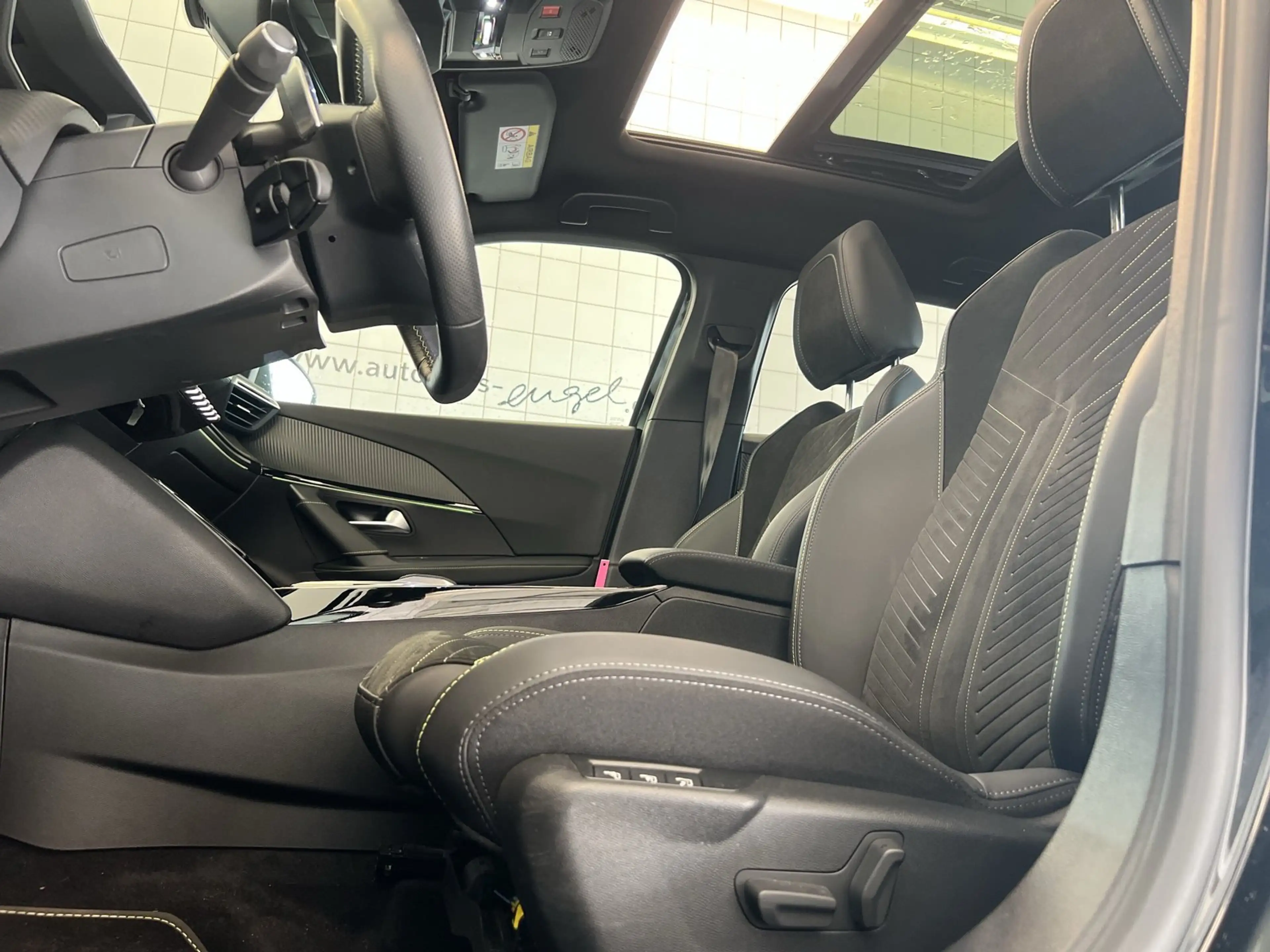 Peugeot 2008 1.2 PureTech 130 GT PANO KAMERA TEMPO SHZ LED — photo 7