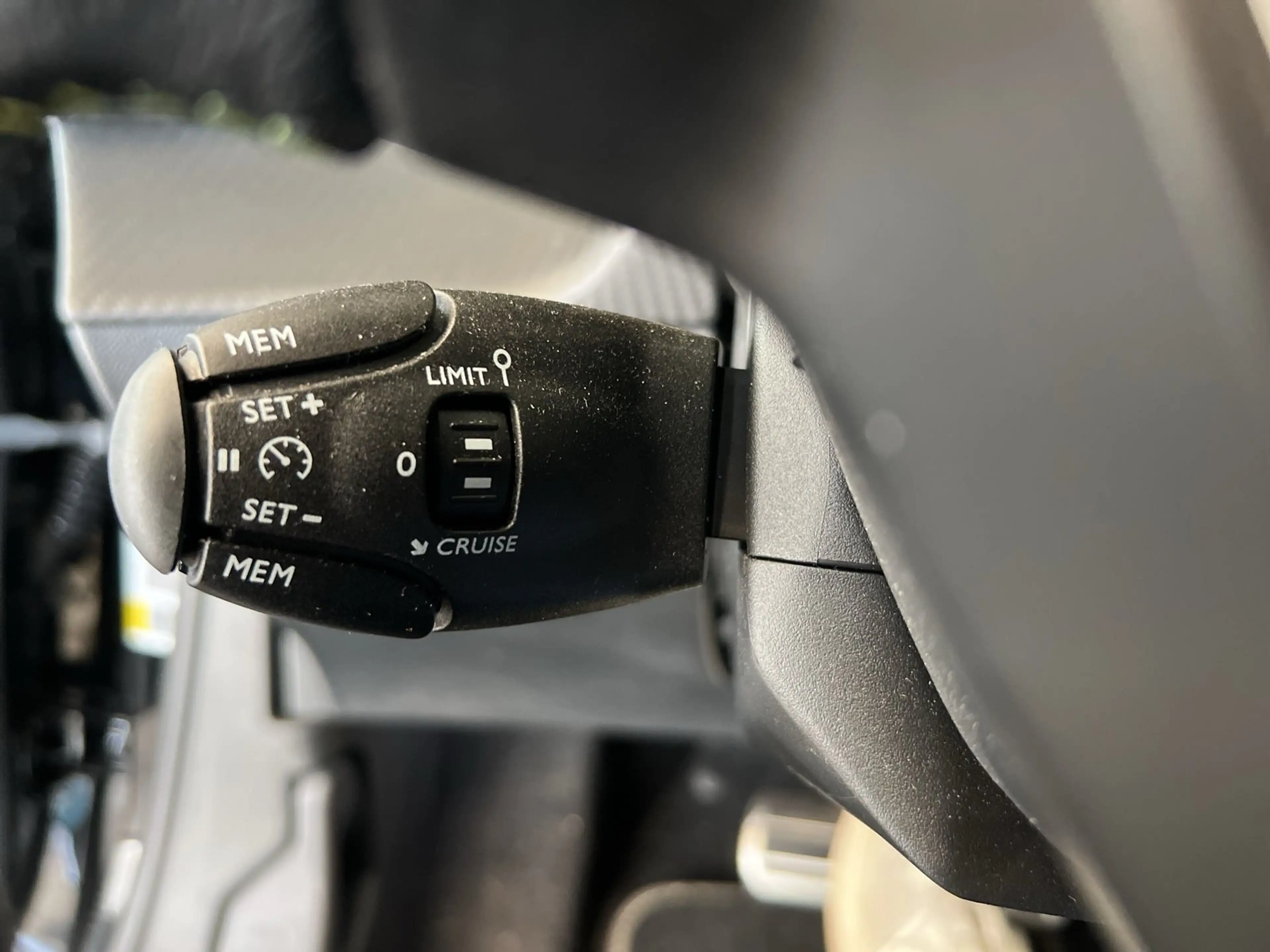 Peugeot 2008 1.2 PureTech 130 GT PANO KAMERA TEMPO SHZ LED — photo 11
