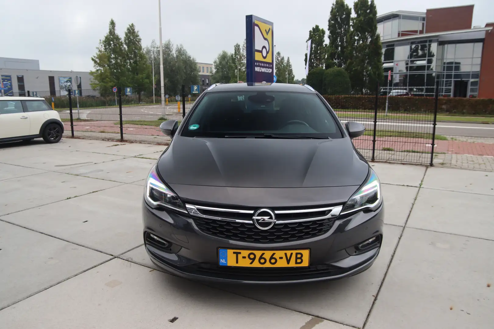 Opel Astra Sports Tourer 1.4 SIDI 150 Pk Business Executive S Grijs - 2