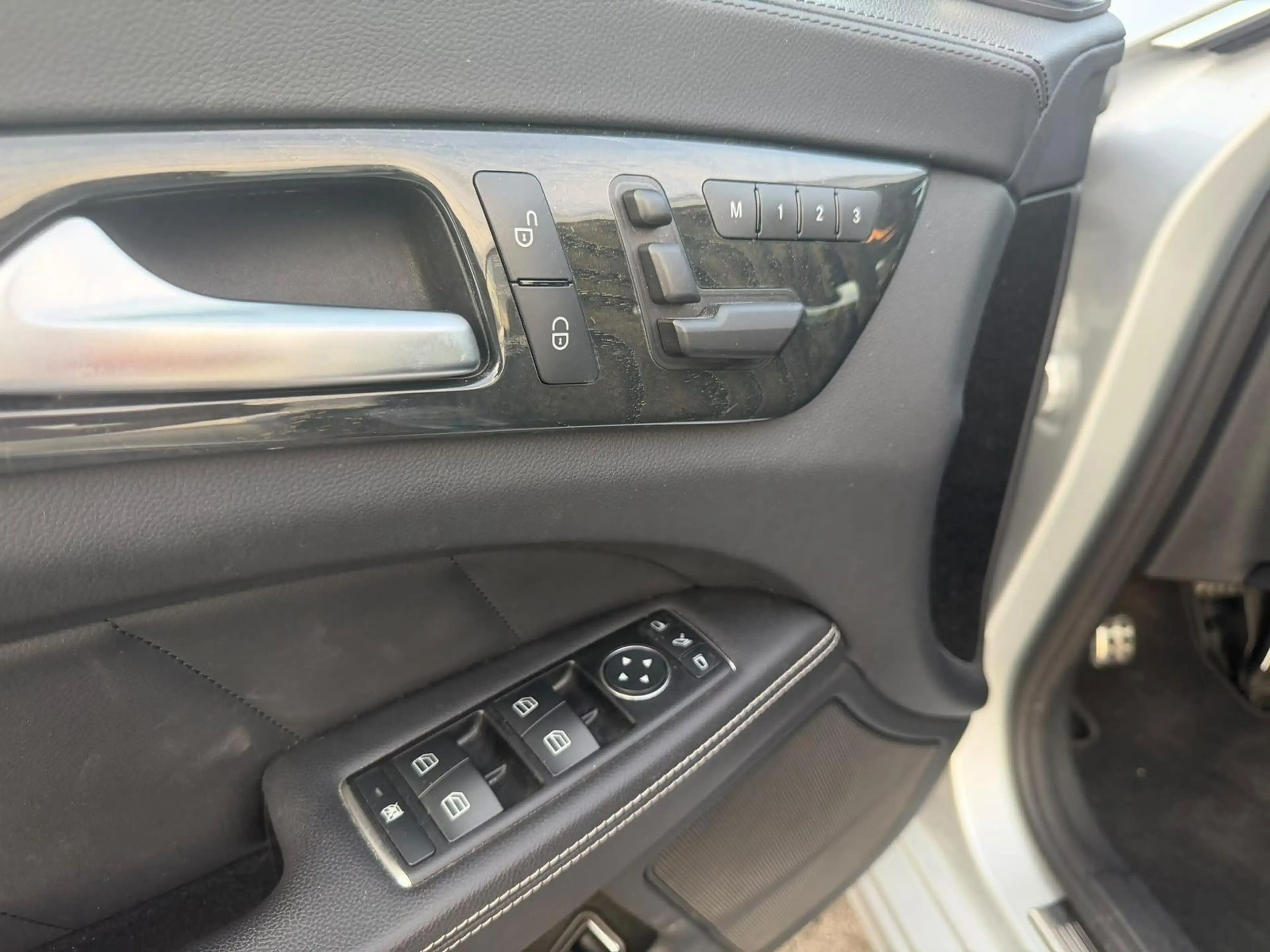 Mercedes-Benz CLS 350 AMG Paket *Navi*Kamera*PDC*LED* — photo 11