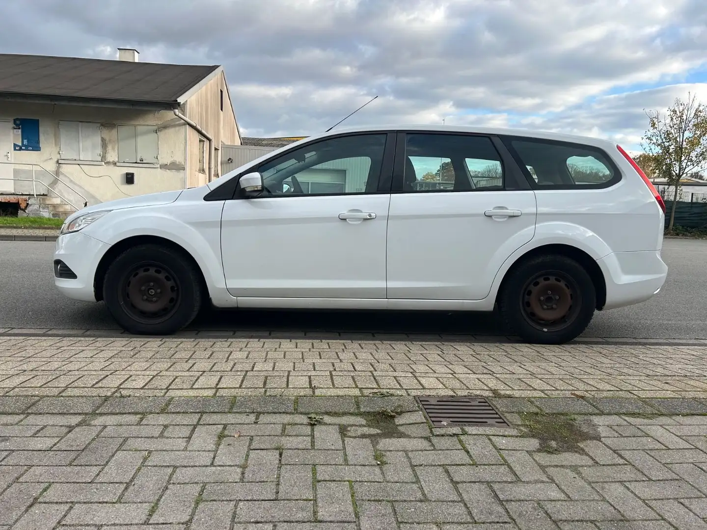 Ford Focus 1,6TDCi 80kW DPF Concept Turnier*TÜV NEU Weiß - 2