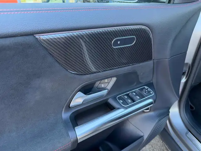 Mercedes-Benz GLA view 12