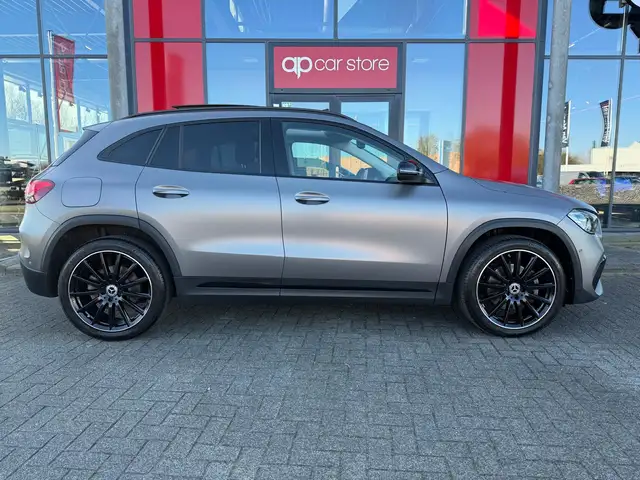 Mercedes-Benz GLA view 4