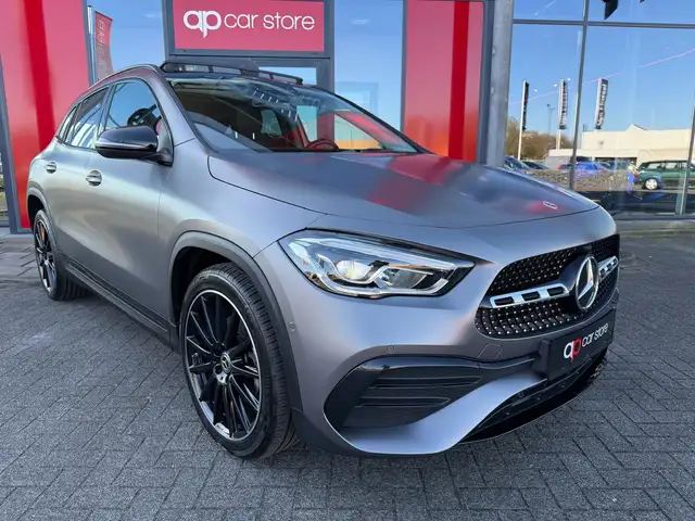 Mercedes-Benz GLA view 3