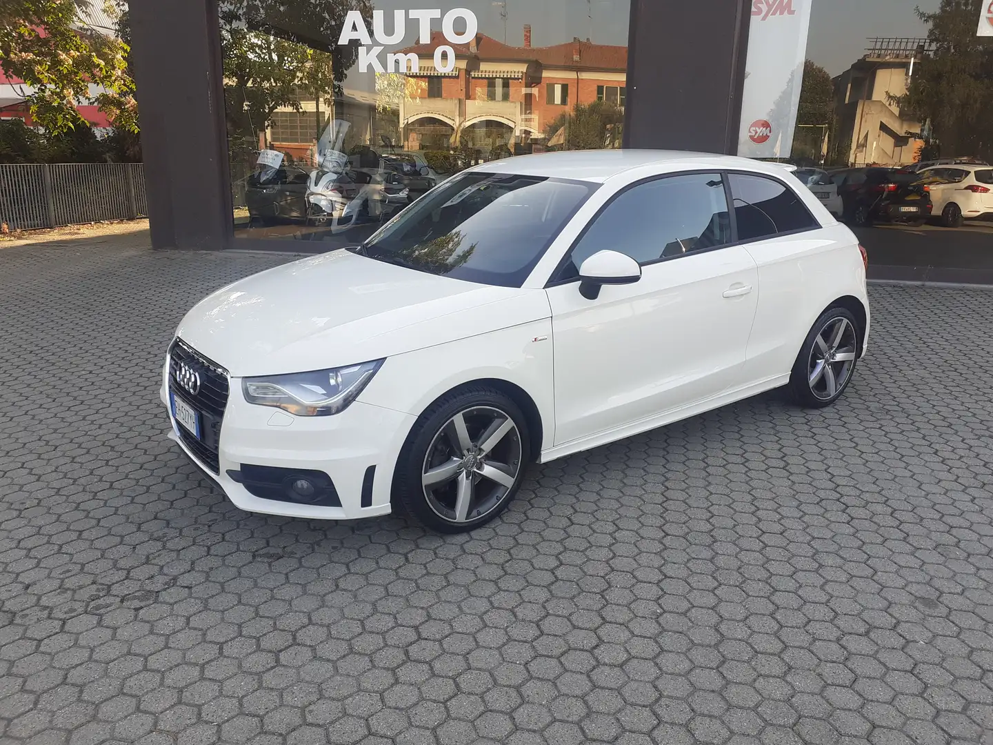 Audi A1 A1 I 2010 3p 1.6 tdi Ambition 105cv Bianco - 2