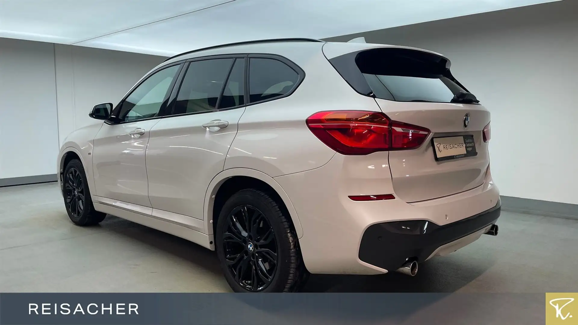 BMW X1 sDrive20i A M-Sport,Navi,Pano,AHK, Weiß - 2