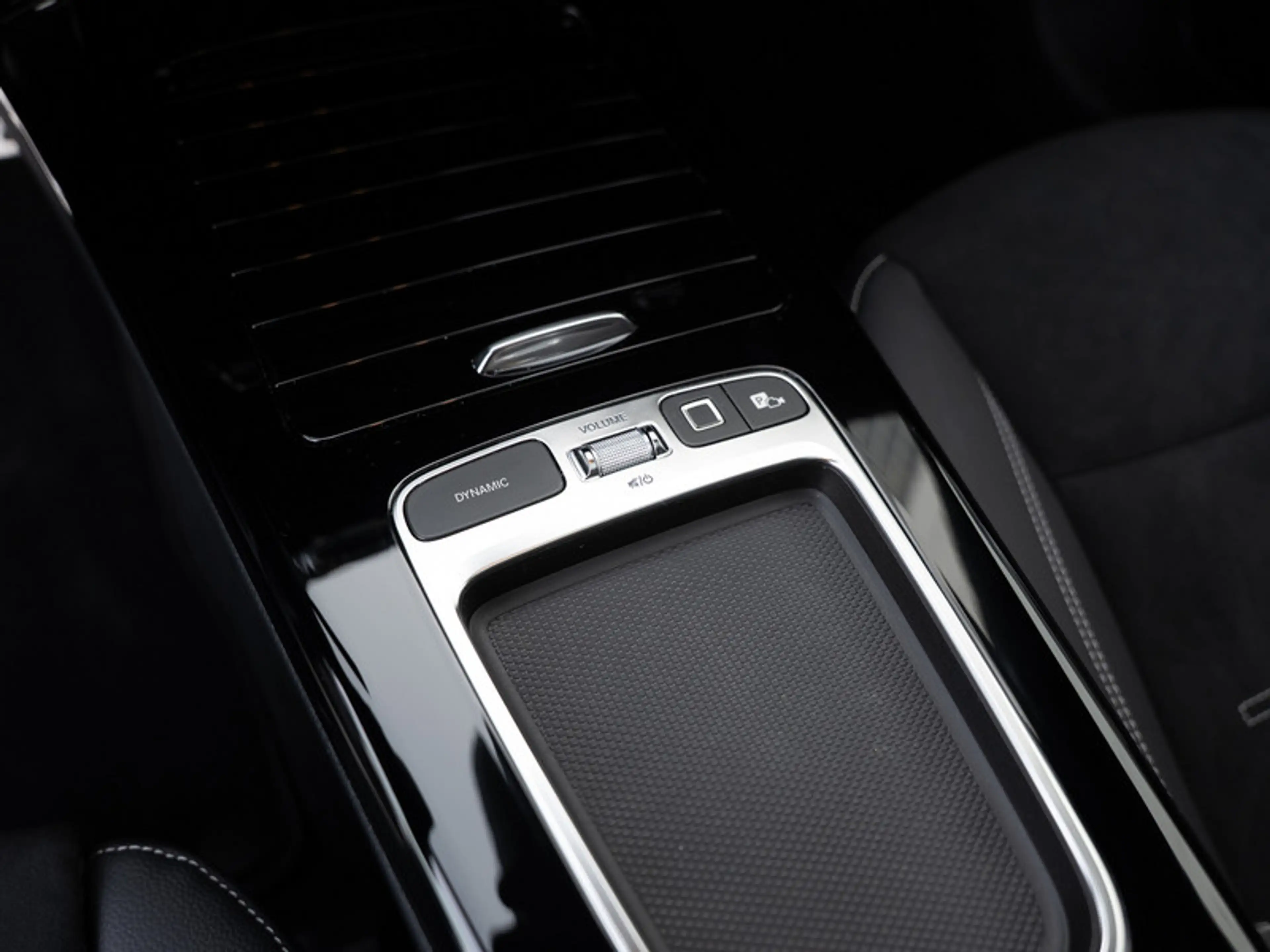 Mercedes-Benz CLA 220 d Coupé AMG-Sport/MLB/360/Pano/Night/19" — photo 15