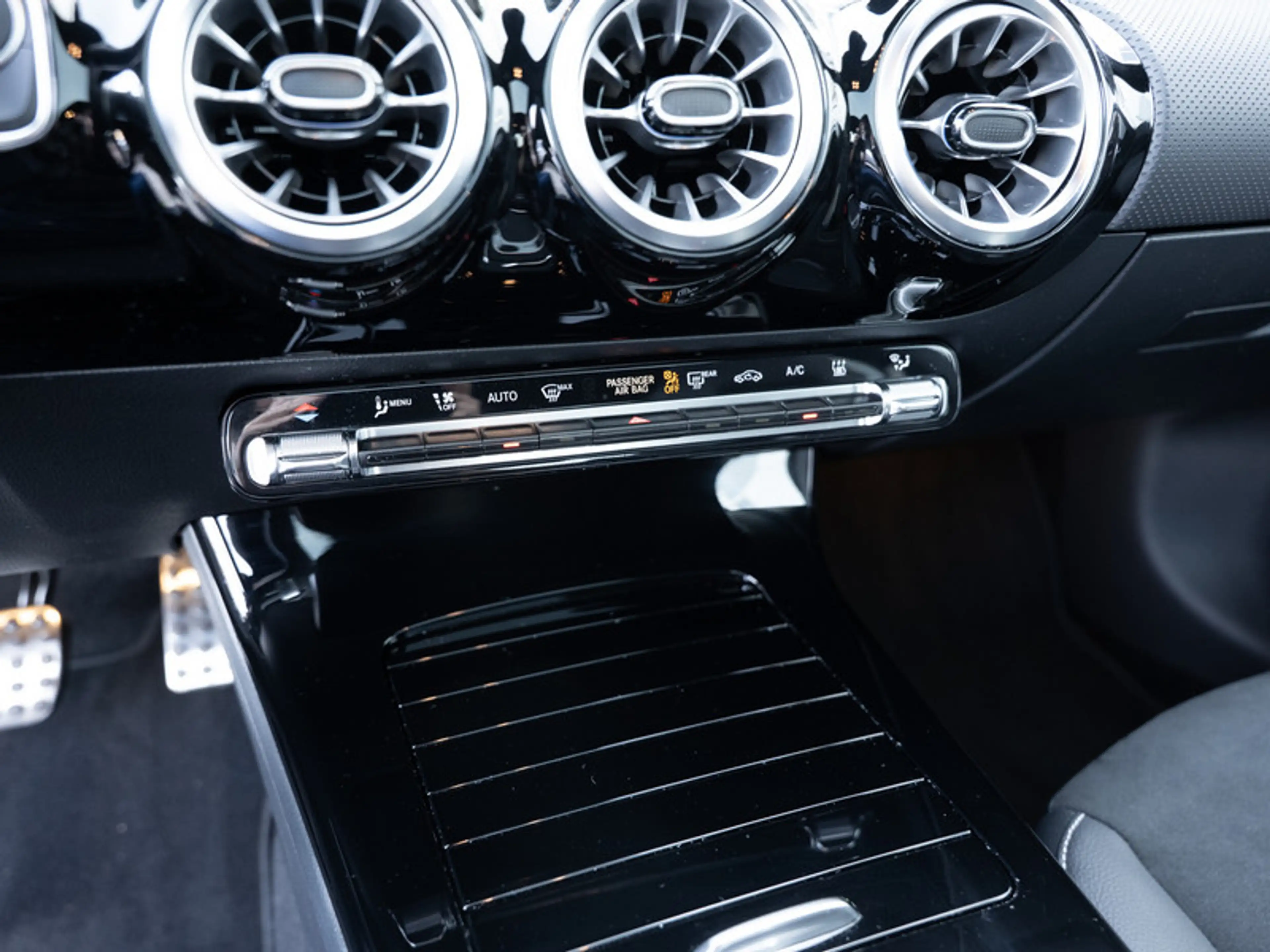 Mercedes-Benz CLA 220 d Coupé AMG-Sport/MLB/360/Pano/Night/19" — photo 14