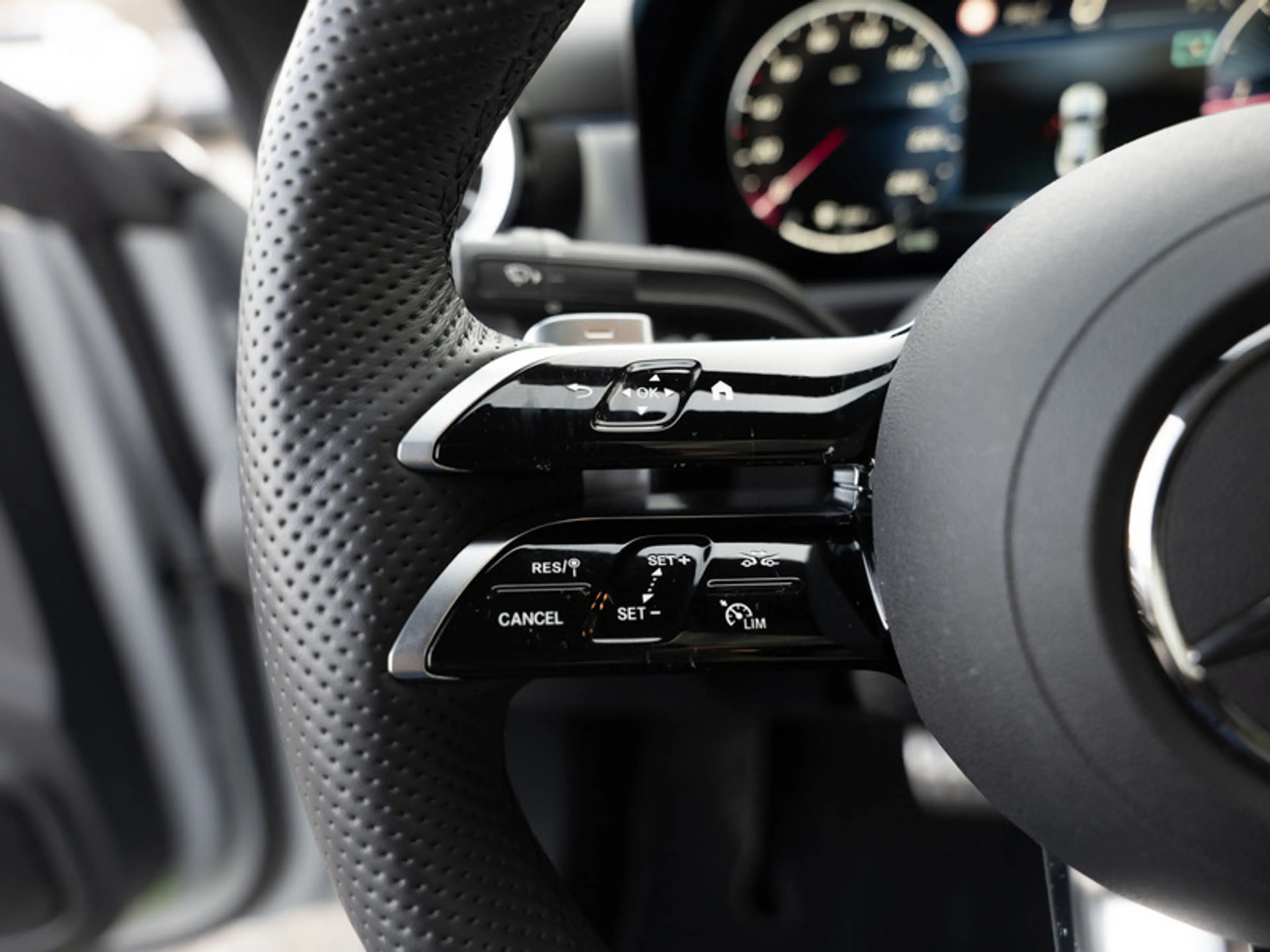 Mercedes-Benz CLA 220 d Coupé AMG-Sport/MLB/360/Pano/Night/19" — photo 17