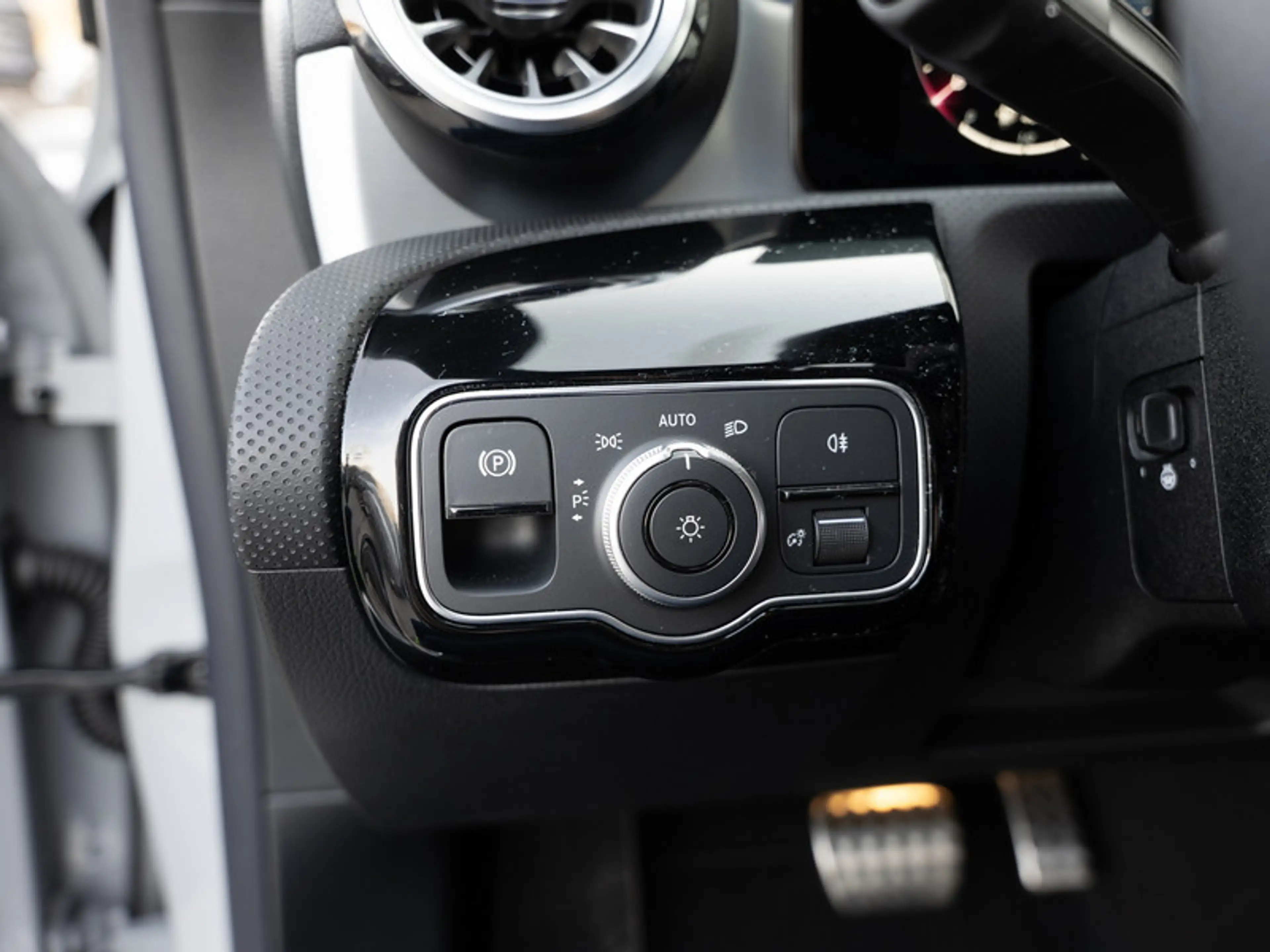 Mercedes-Benz CLA 220 d Coupé AMG-Sport/MLB/360/Pano/Night/19" — photo 19