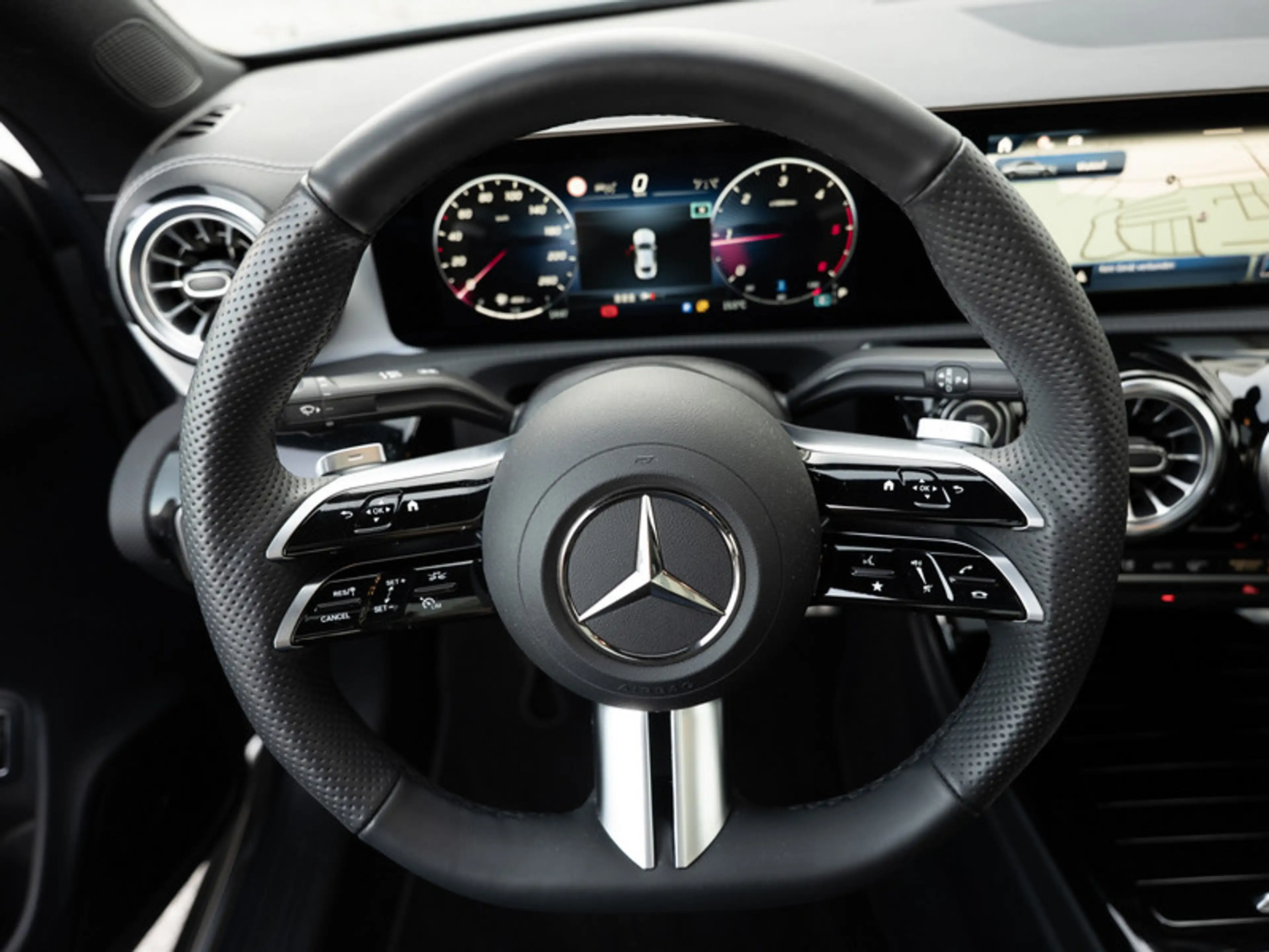 Mercedes-Benz CLA 220 d Coupé AMG-Sport/MLB/360/Pano/Night/19" — photo 8