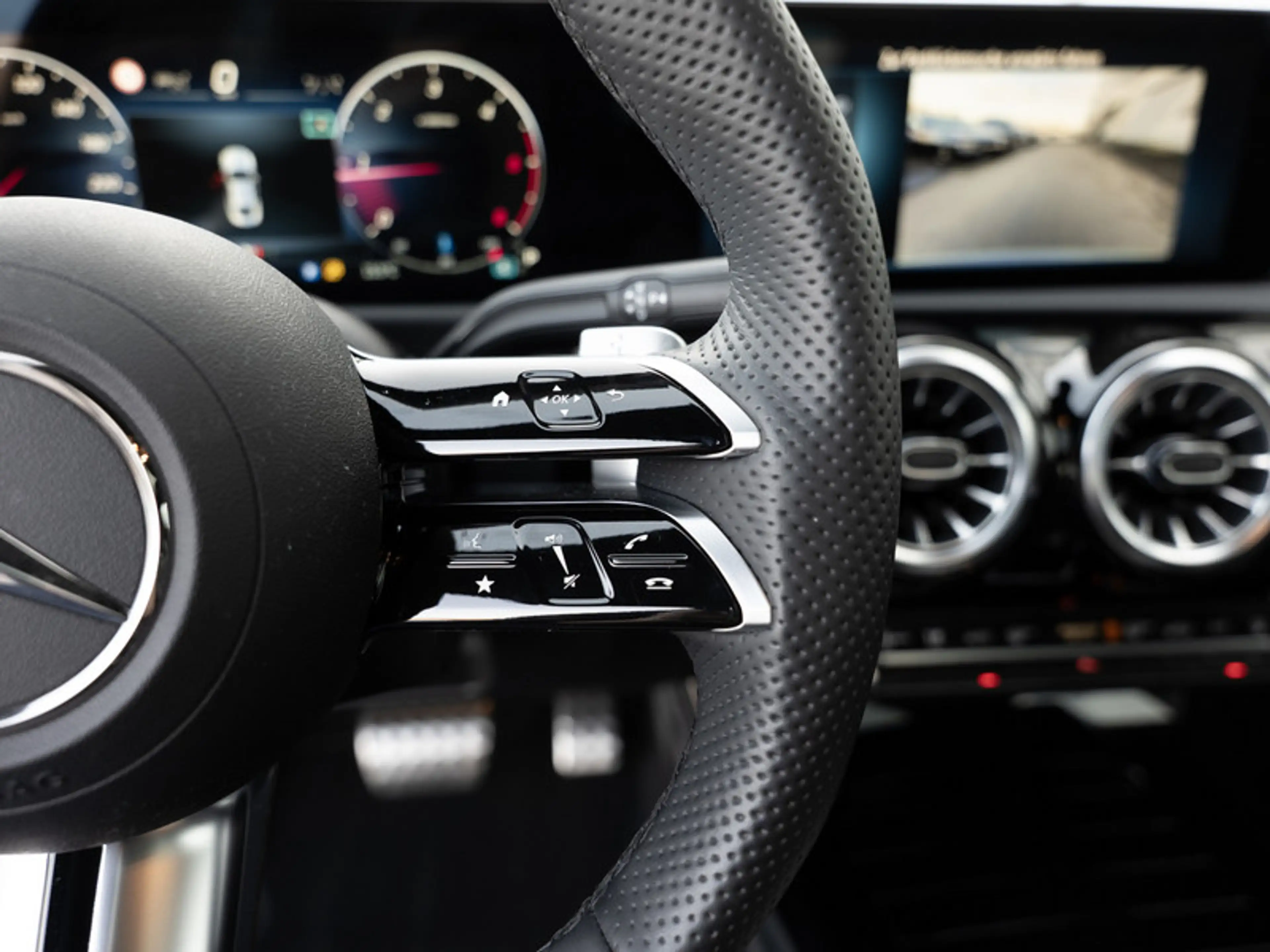 Mercedes-Benz CLA 220 d Coupé AMG-Sport/MLB/360/Pano/Night/19" — photo 16
